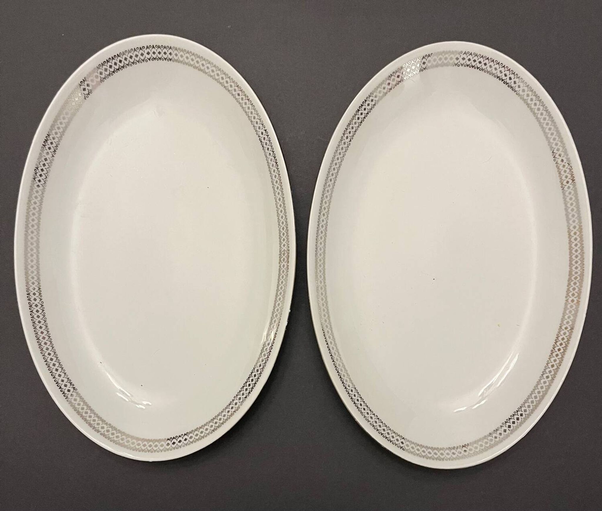 2 plats ovales en porcelaine