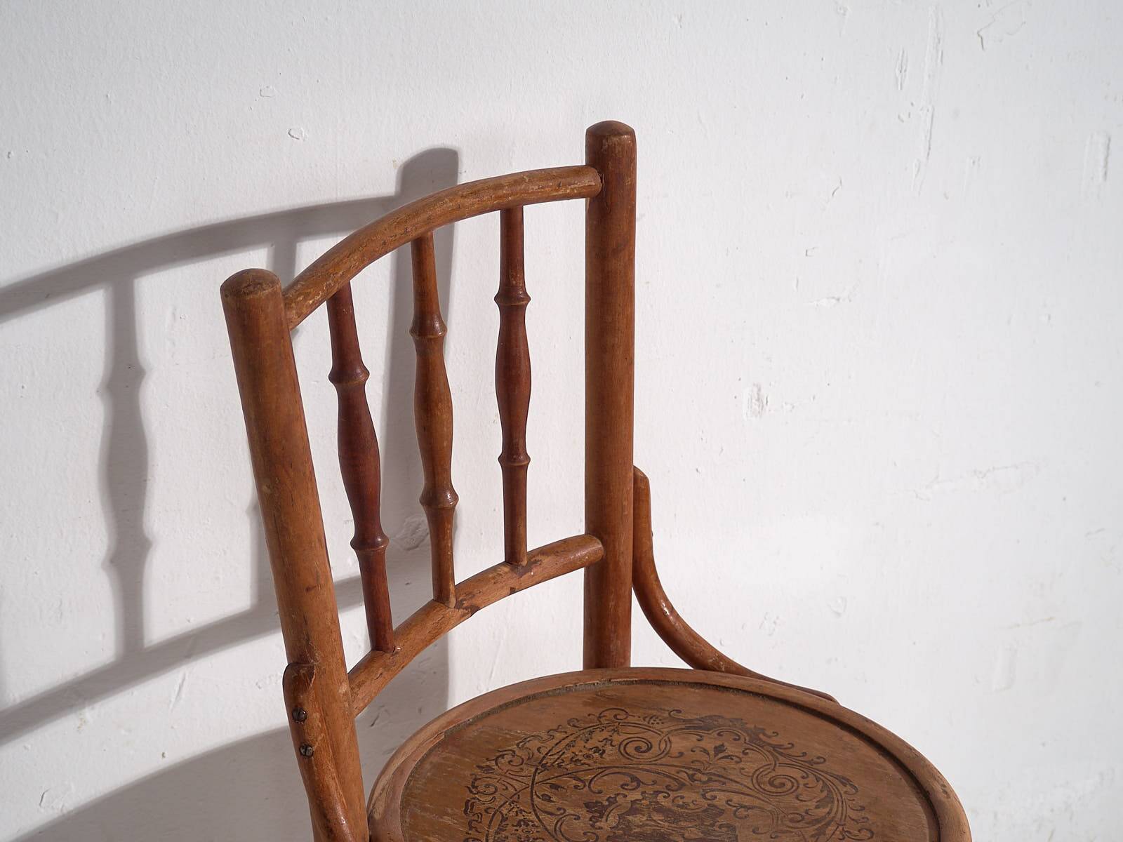 Anciennes chaises Thonet avec assise gravée (c.1920). Ensemble de 2 pièces