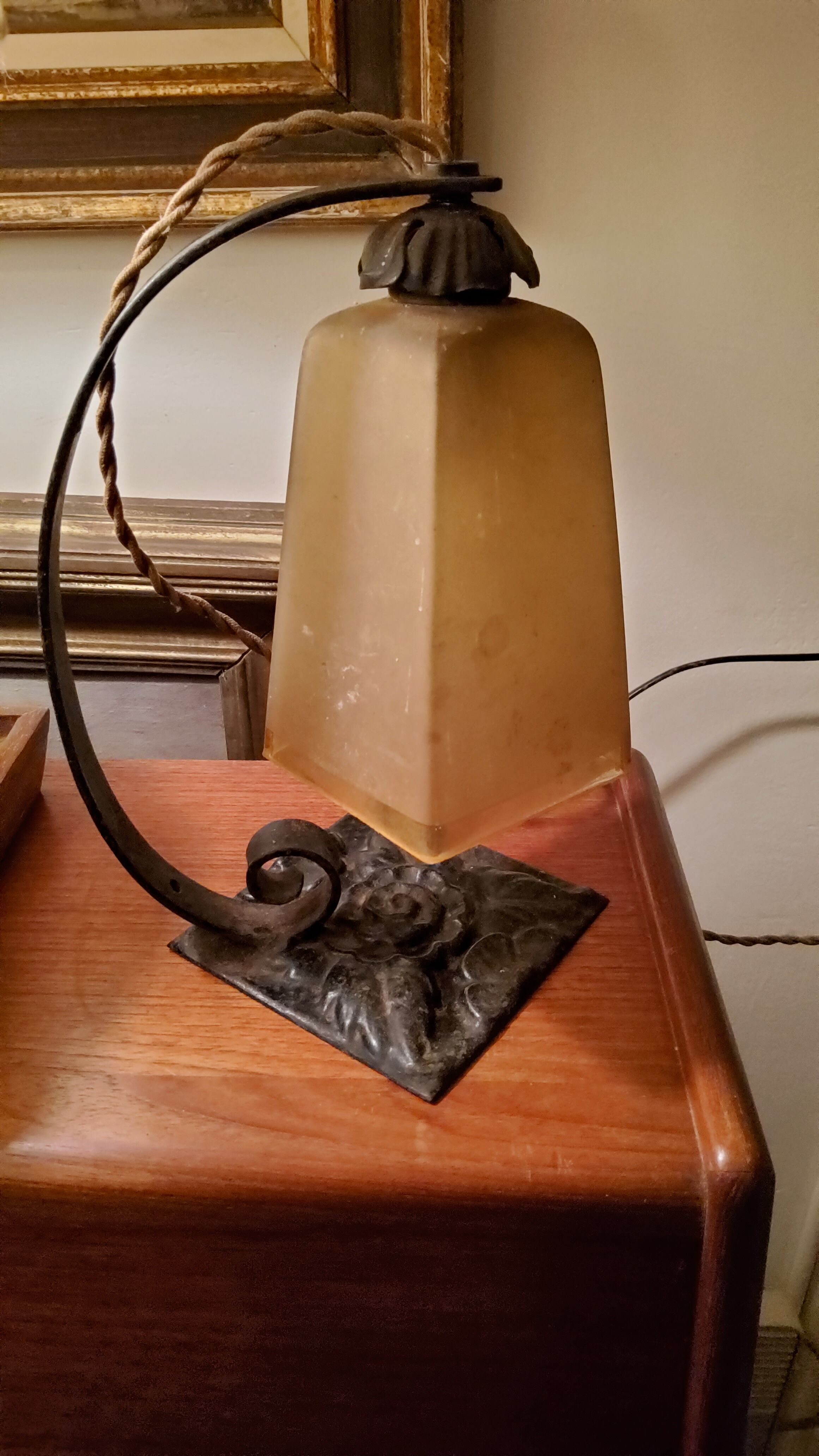 Lampe art déco des années 30 en fer forgé et tulipe en verre ambré