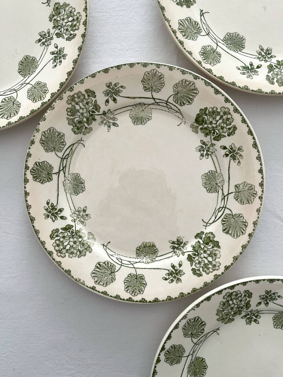 4 assiettes à dessert terre de fer « Géranium » Sarreguemines