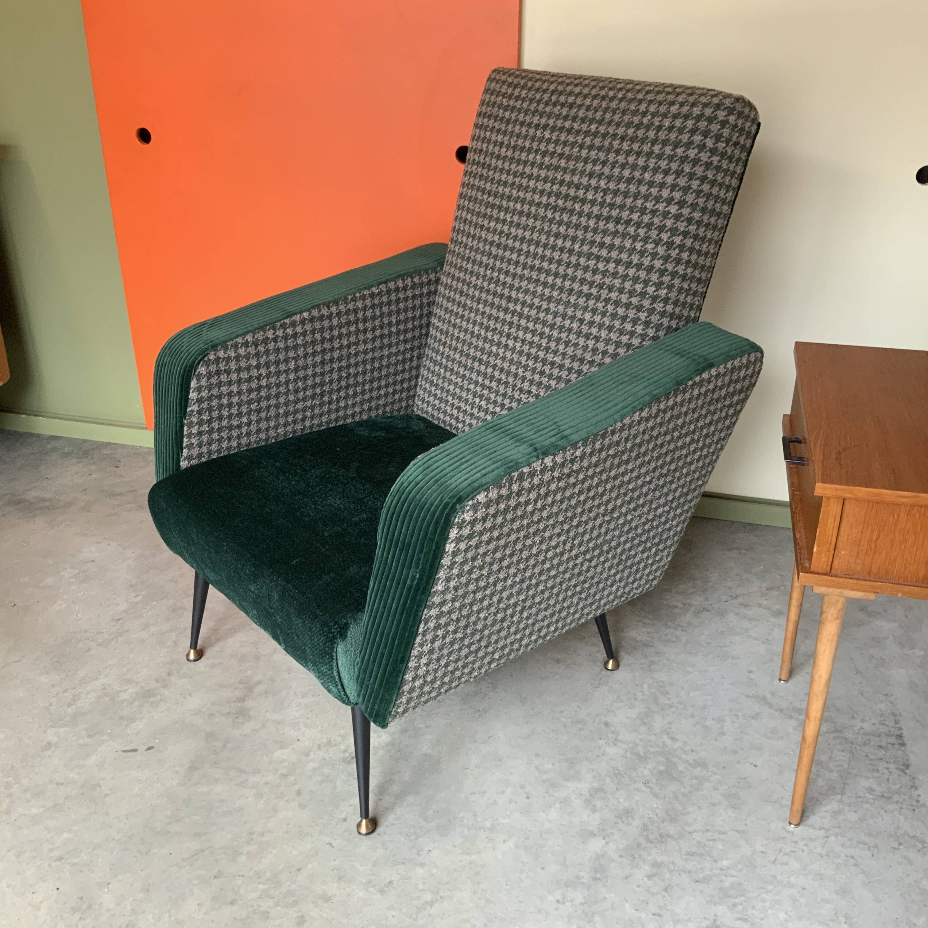 Retro armchair from around 1960 in forest green with houndstooth pattern.