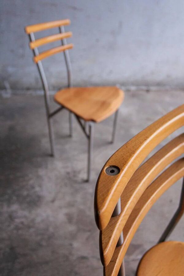 Ensemble de 4 chaises Zumsteg — Assises en bois clair et structures tubulaires en métal gris, style industriel postmoderne