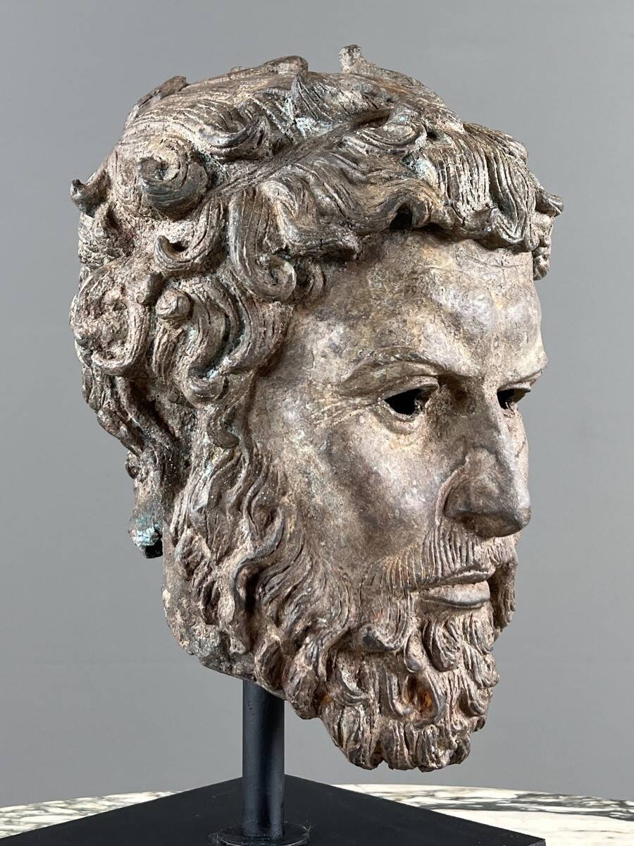 Sculptural bust in bronze on a base, 20th century
