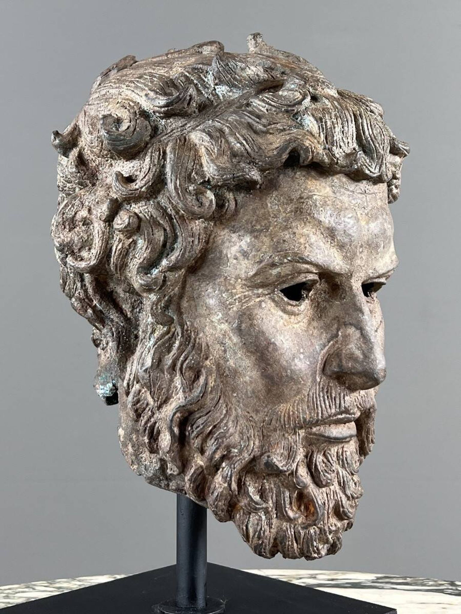 Sculptural bust in bronze on a base, 20th century