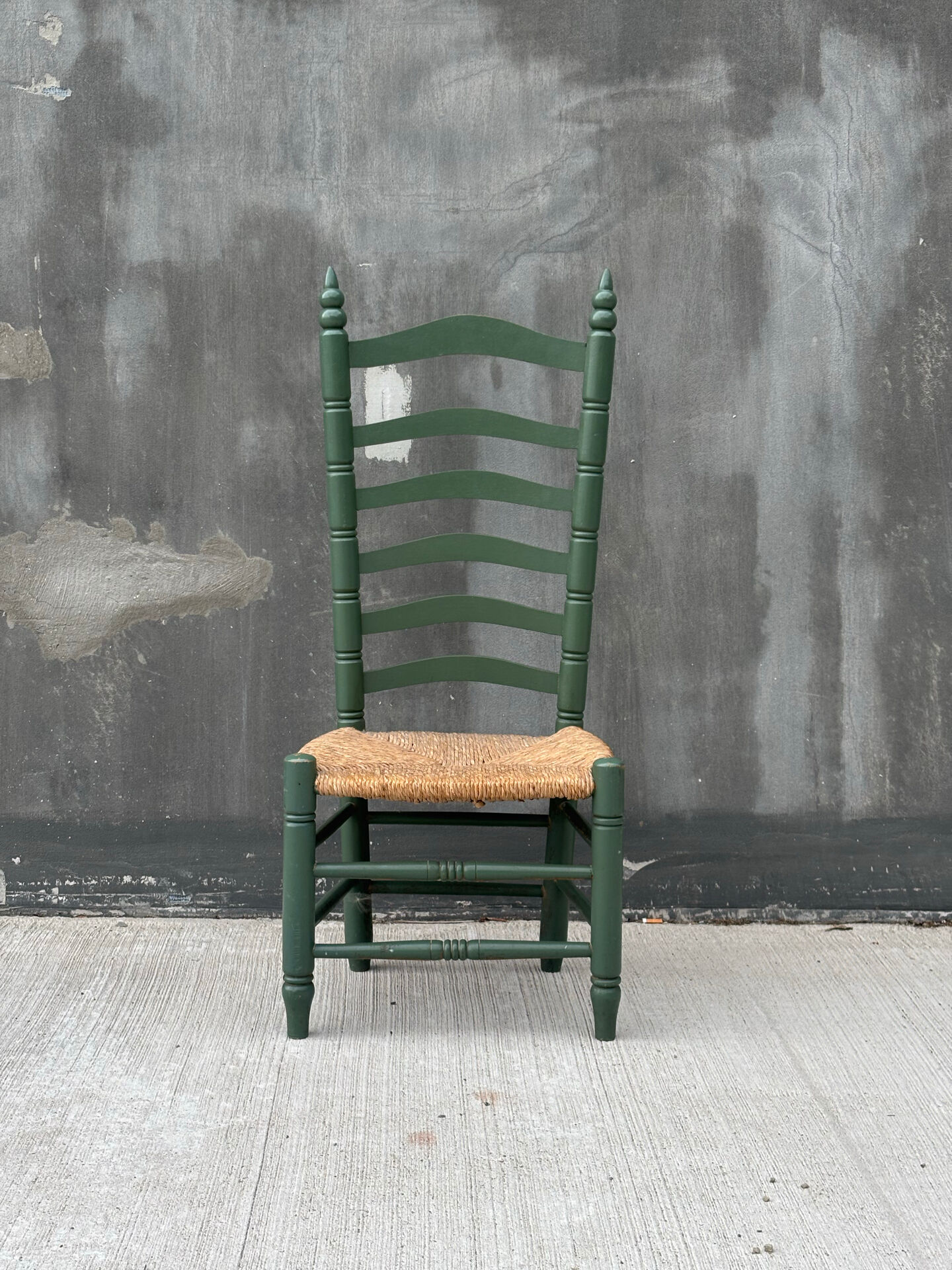 Chaise basse d’appoint vintage à haut dossier et assise tressée