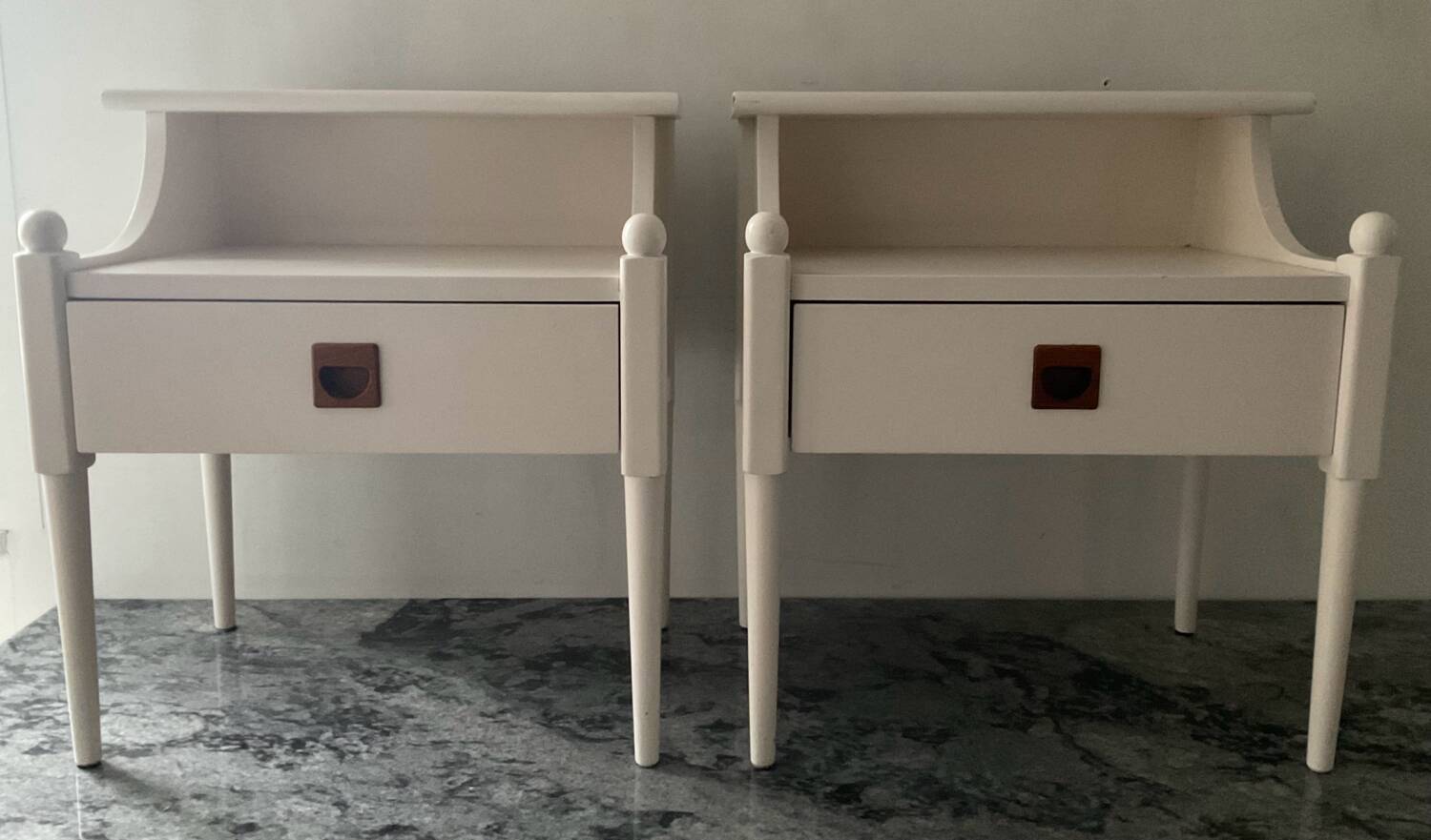 Paire de chevets scandinaves en bois blanc
