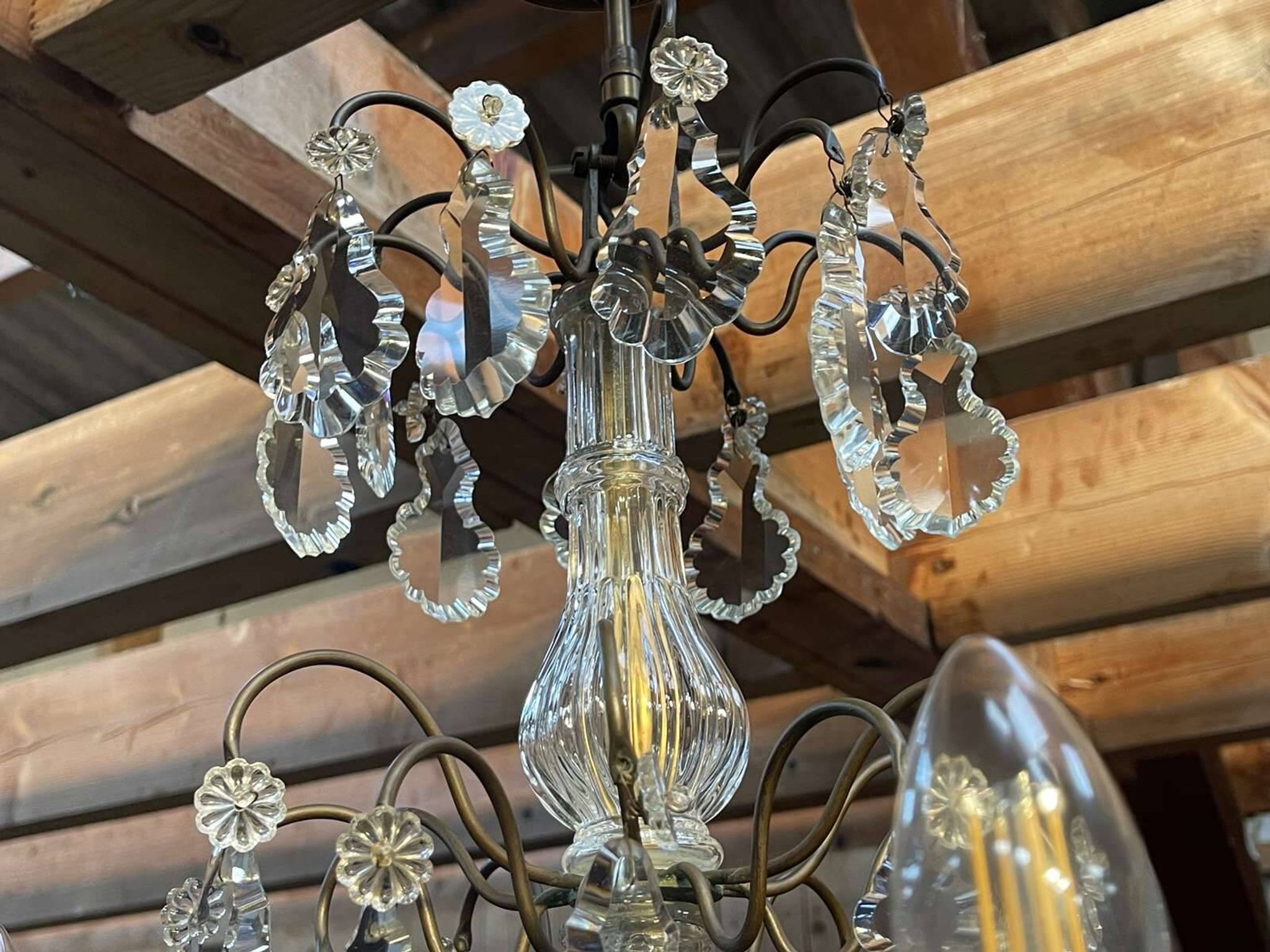Bronze and cut crystal chandelier with 6 lights, early 20th century work.