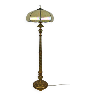 Lampadaire en bois sculpté doré et abat-jour en verre nacré, Art Déco, France, Circa 1920