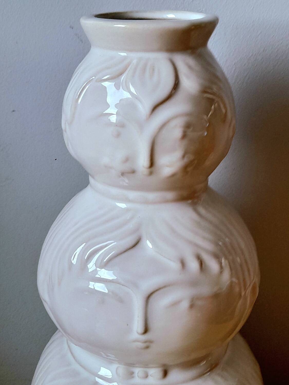 Totem vase faces in ceramic