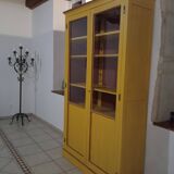 Armoire vitrée ancienne en bois patiné jaune