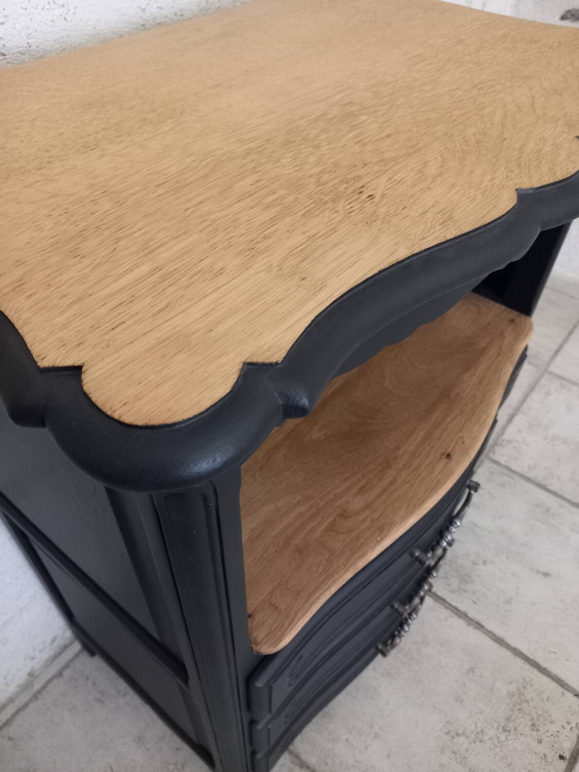 Chiffonnier en bois brut et peint en noir