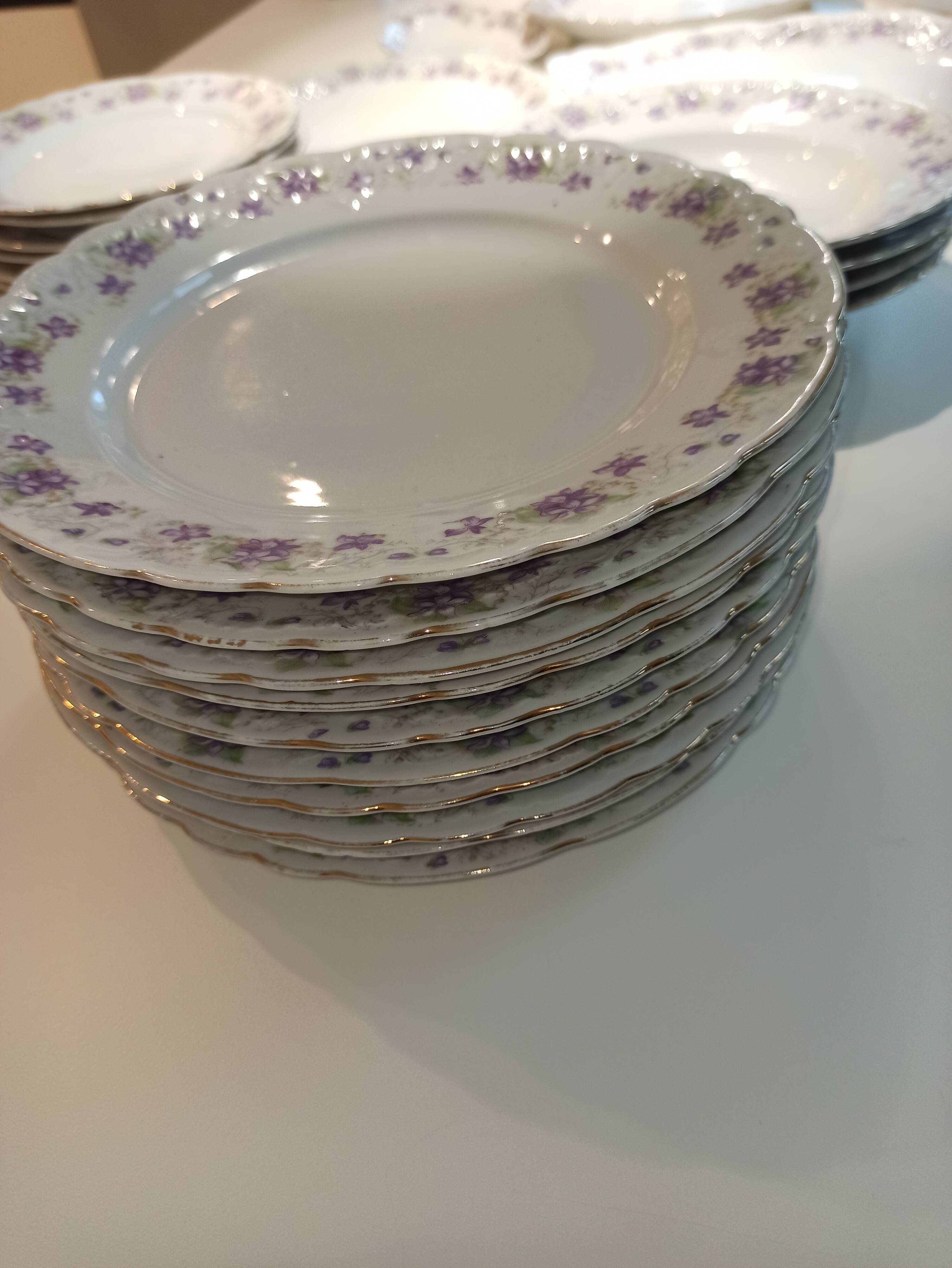 Table service 31 pieces in porcelain. Floral polychrome pattern