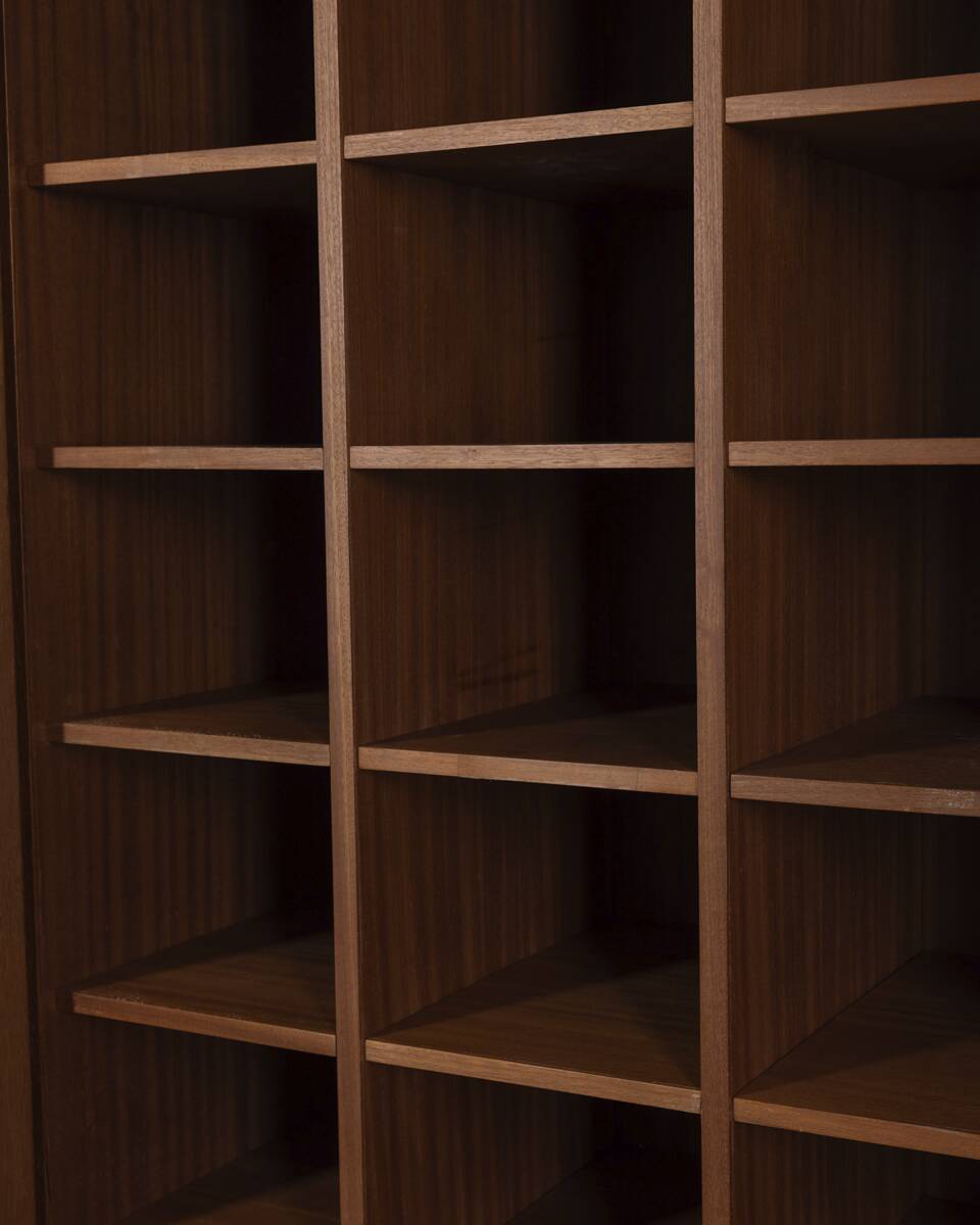 Meuble en bois à deux portes des années 1960, recouvert de tissu, de style italien.