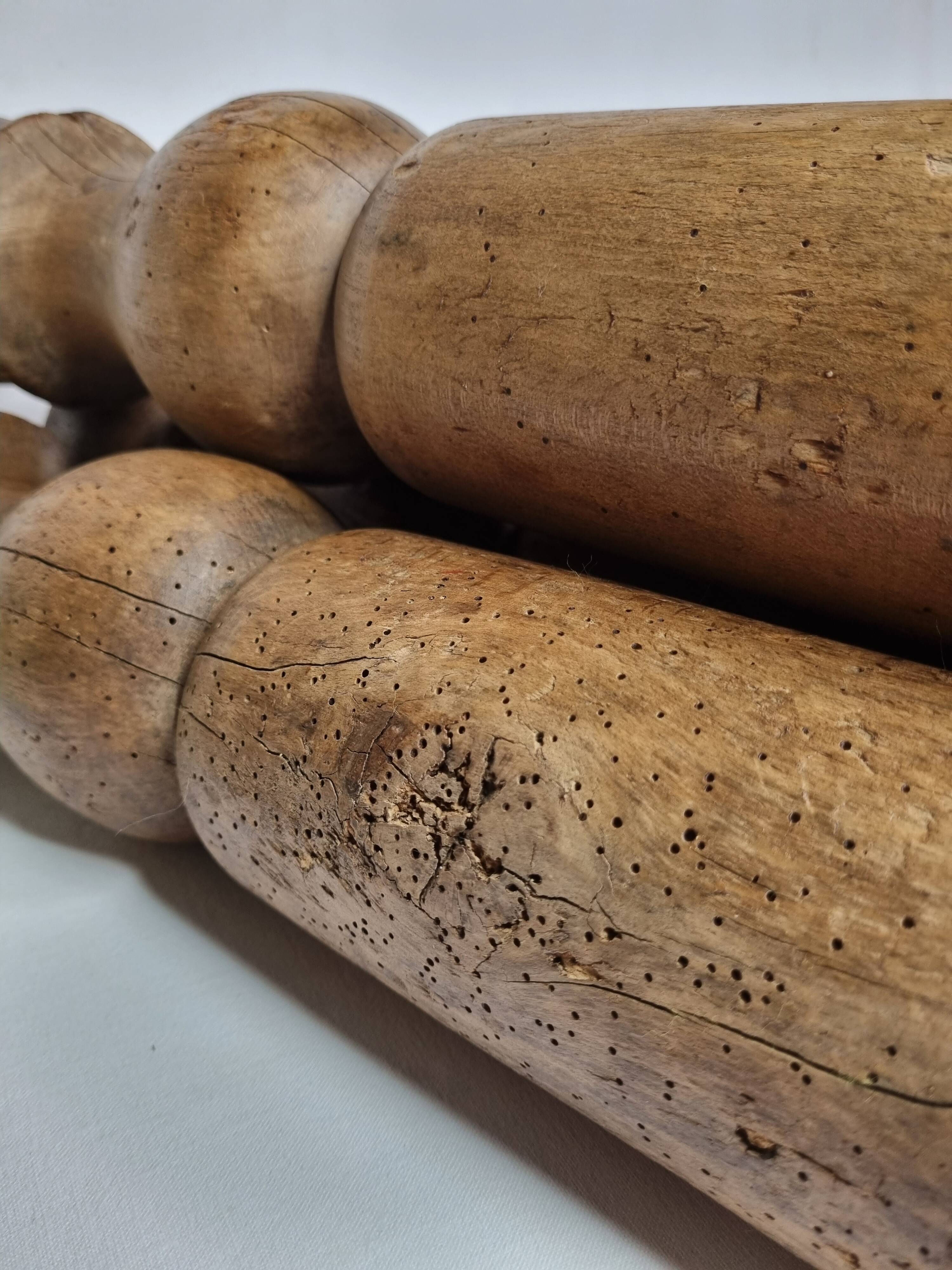 Ancien jeu de quilles grande taille en bois tourné, 52 cm