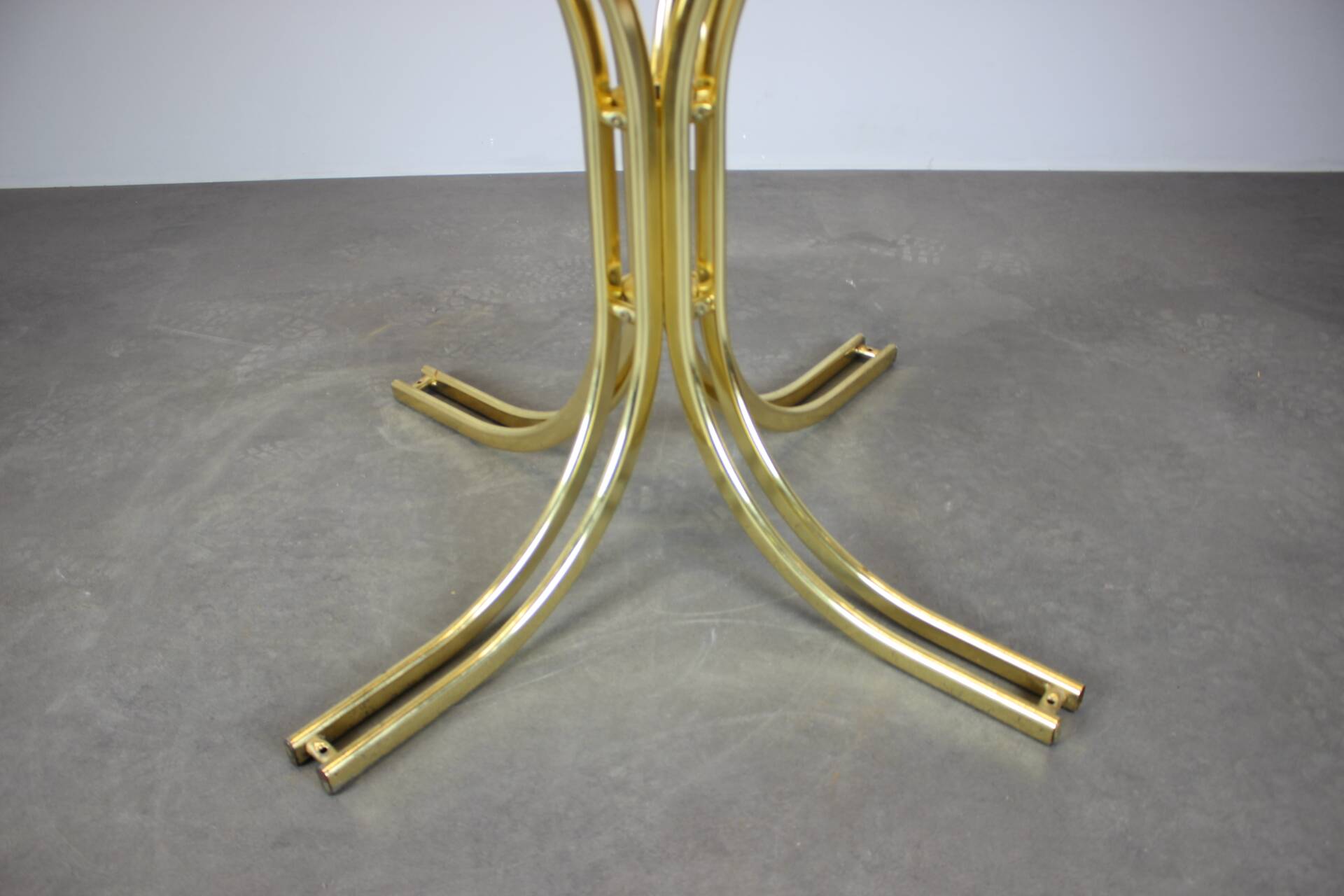Table à manger ronde en laiton et verre / Italie, années 1980