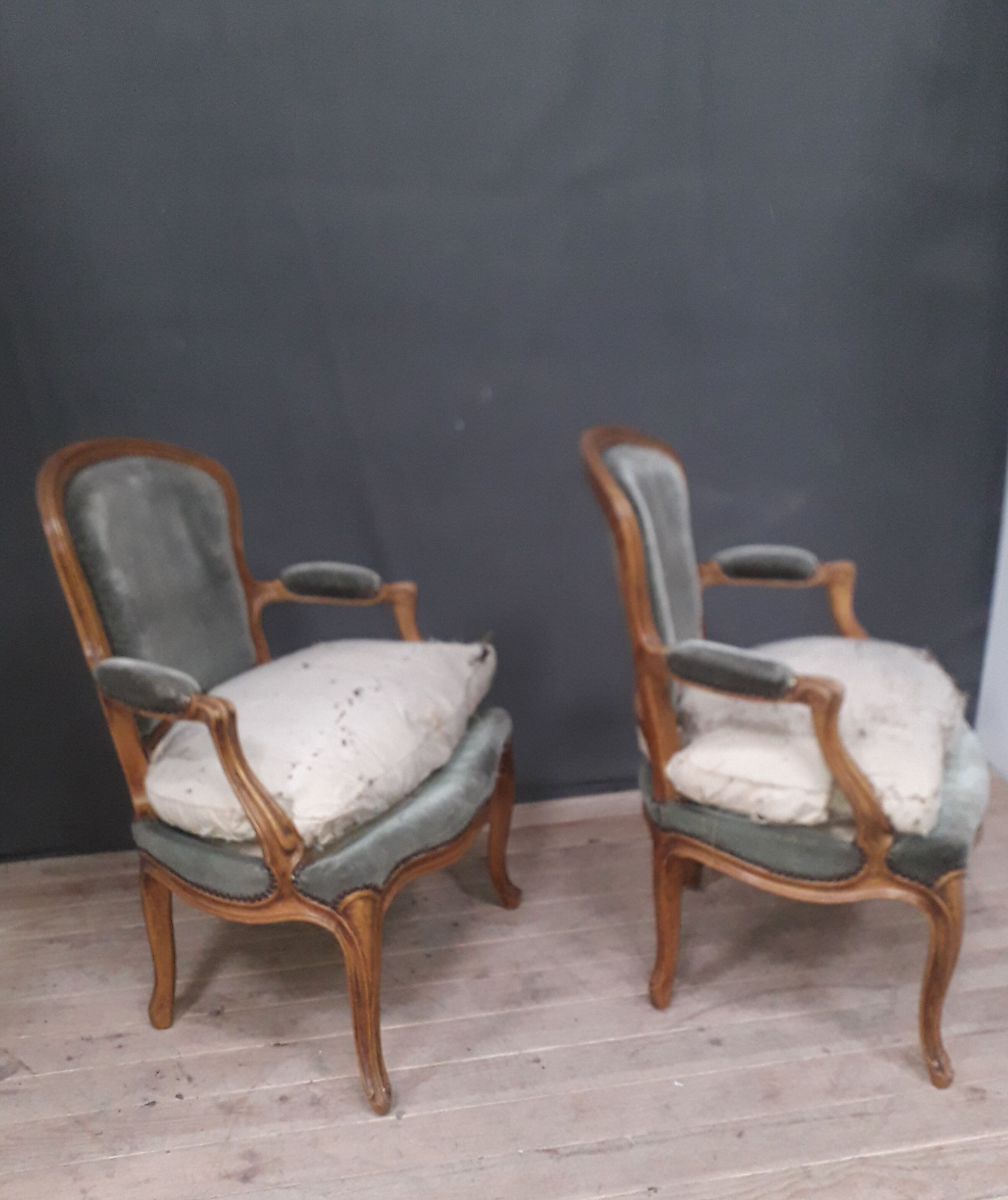 Paire de fauteuils de style Louis XV