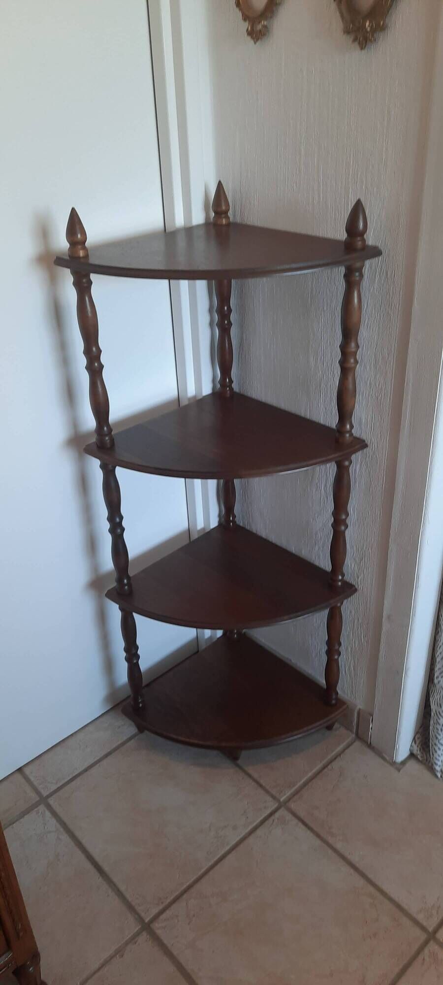 Corner shelf on wooden legs
