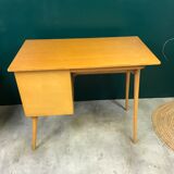 Desk with tapered feet