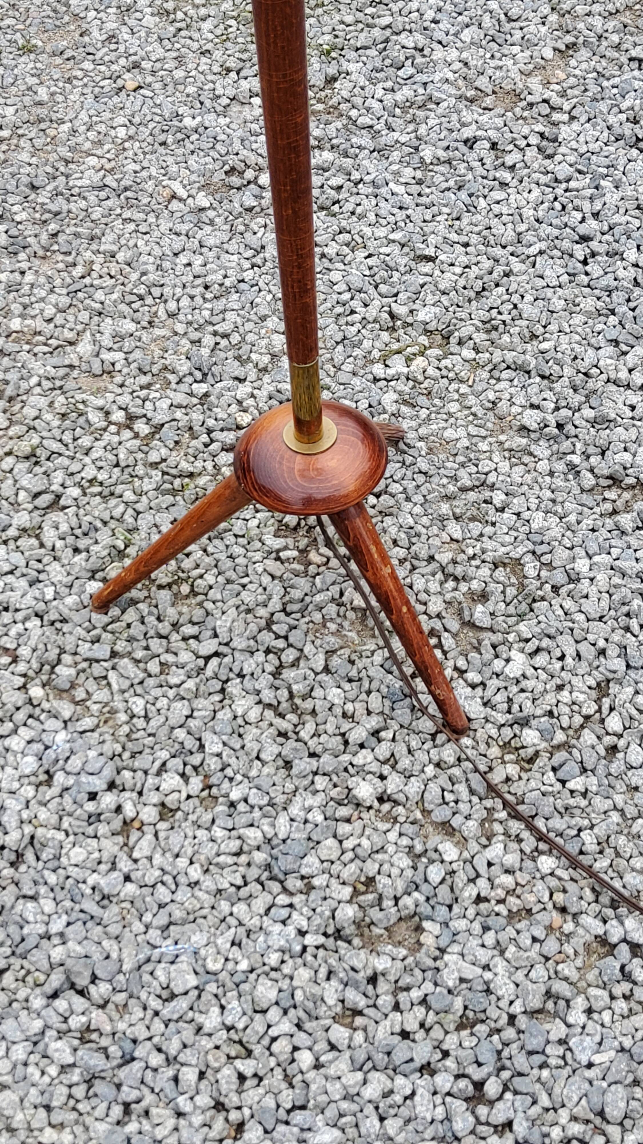 Vintage tripod floor lamp from the 60s in wood and brass