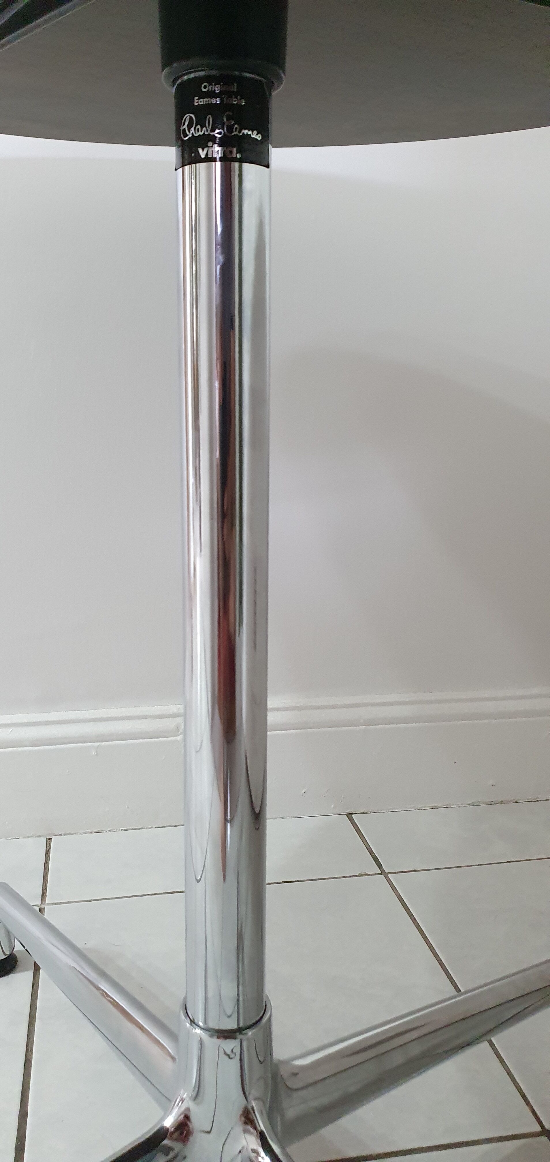 Table "contract base" design Charles et Ray Eames édition Vitra