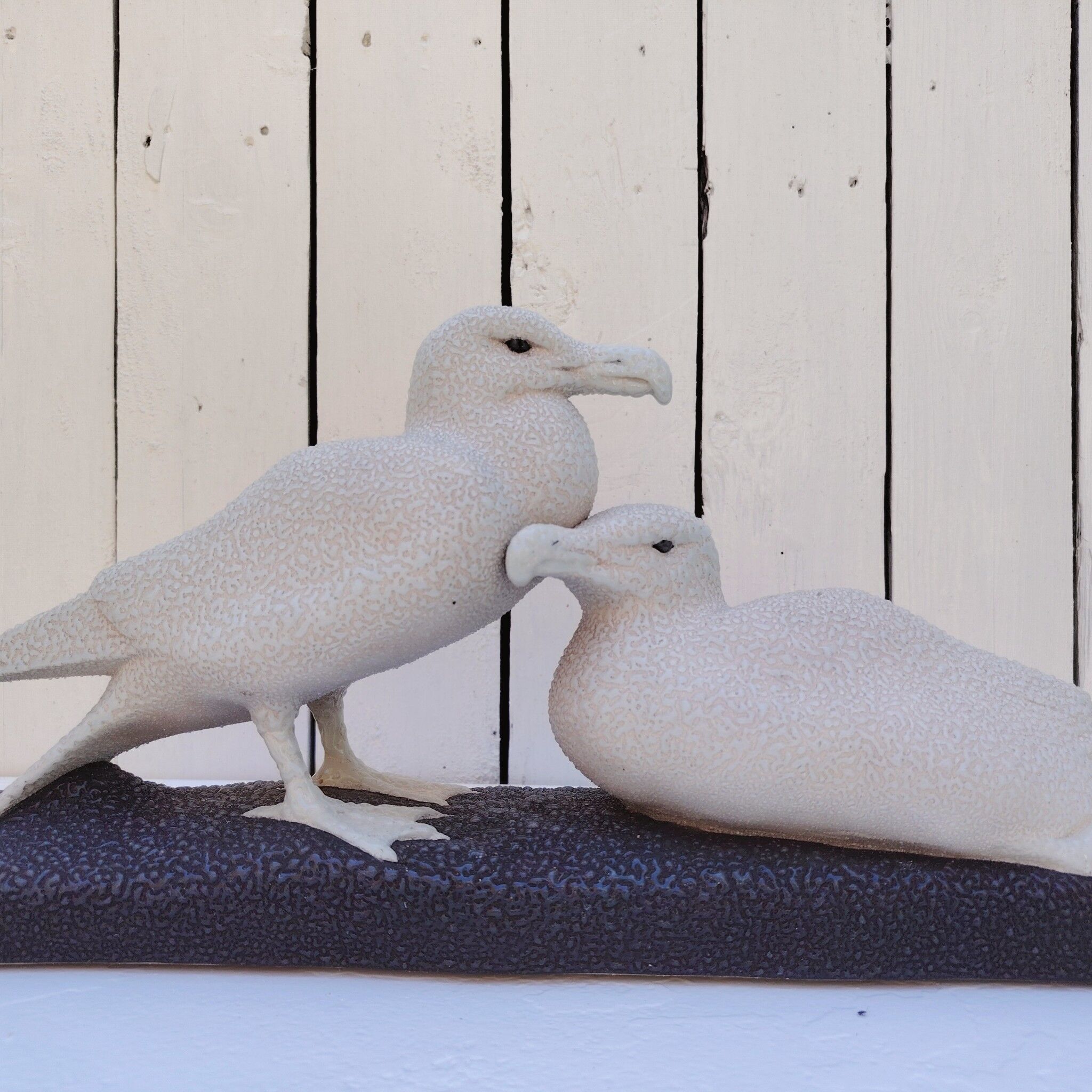 Pair of seagulls in Sèvres porcelain, crinkled glaze.