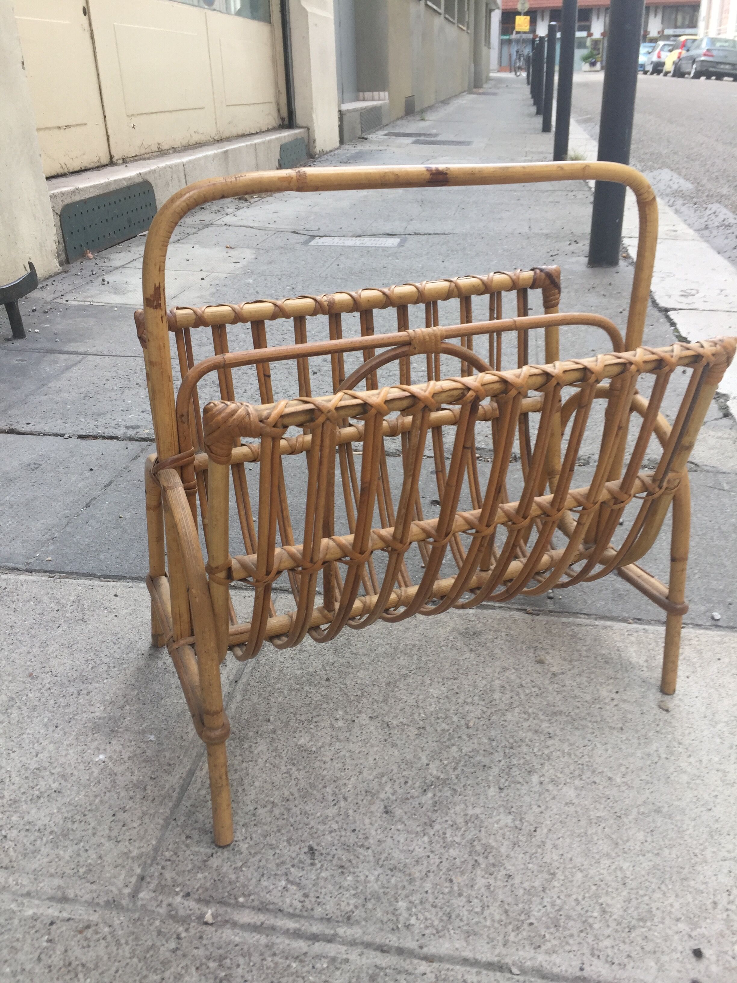 Porte revues en rotin