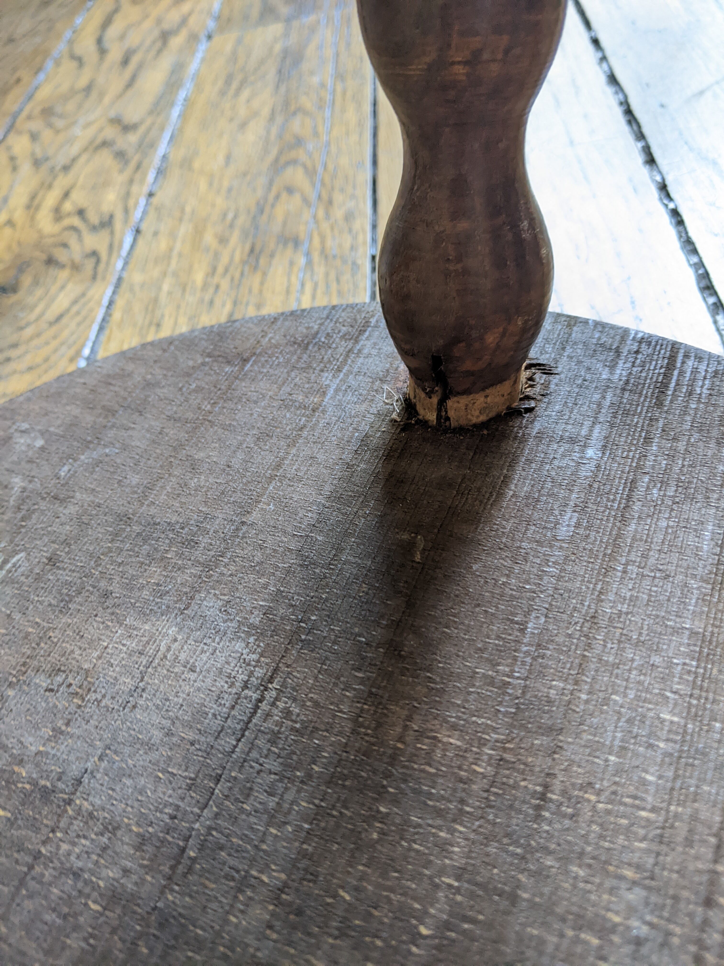 Lot de 3 tabourets tripodes en bois tourné