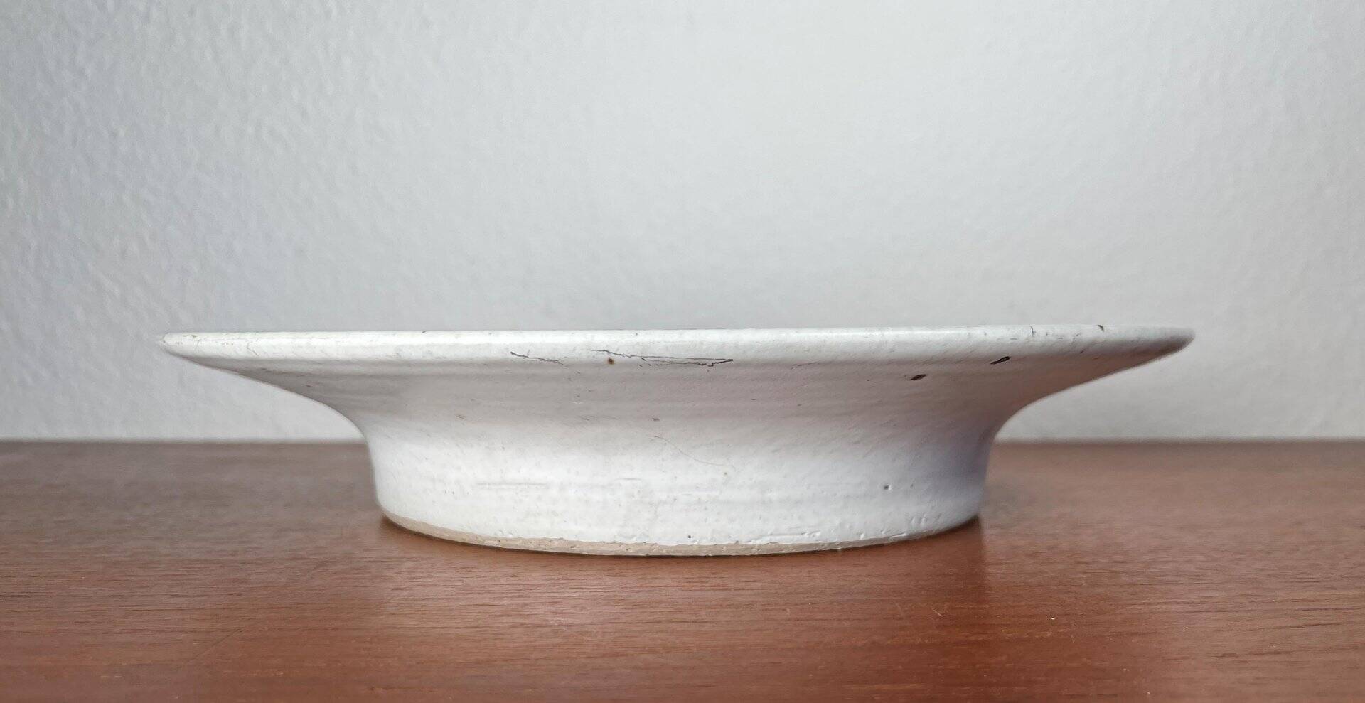 Mid-century modern minimalist studio pottery bowl from Pottestuen Keramik Frederikshavn, 1960s.