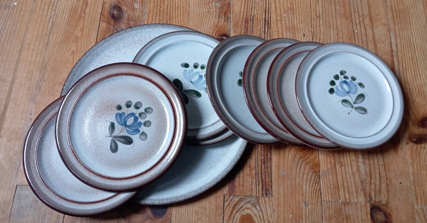 8 dessert plates + brown/blue stoneware tart dish, Fanchon model by MBFA Pornic, 1970s