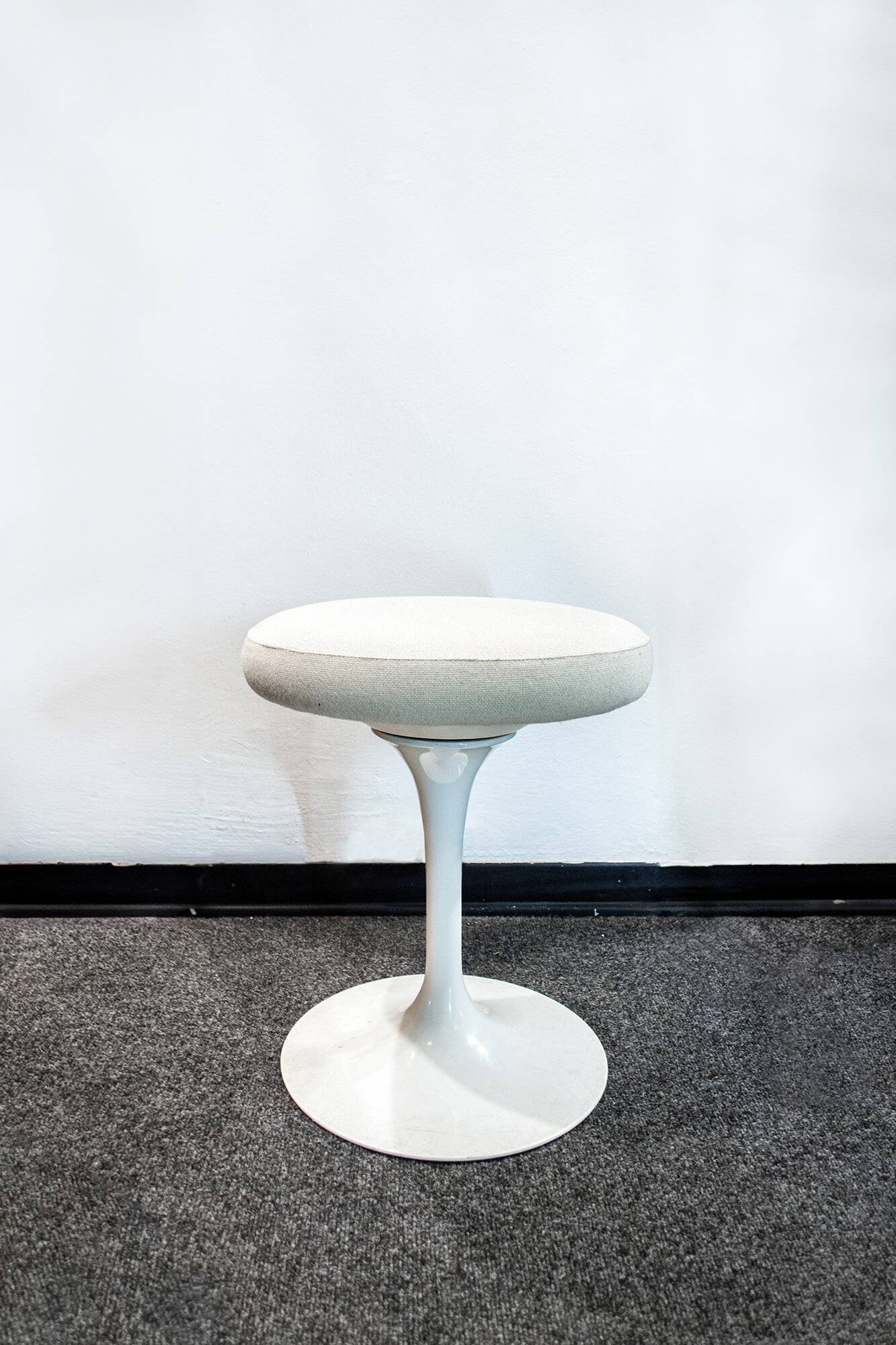 Sgabello girevole tulip di eero saarinen per knoll  1957