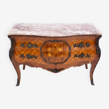 Commode française en noyer datant d'environ 1870.