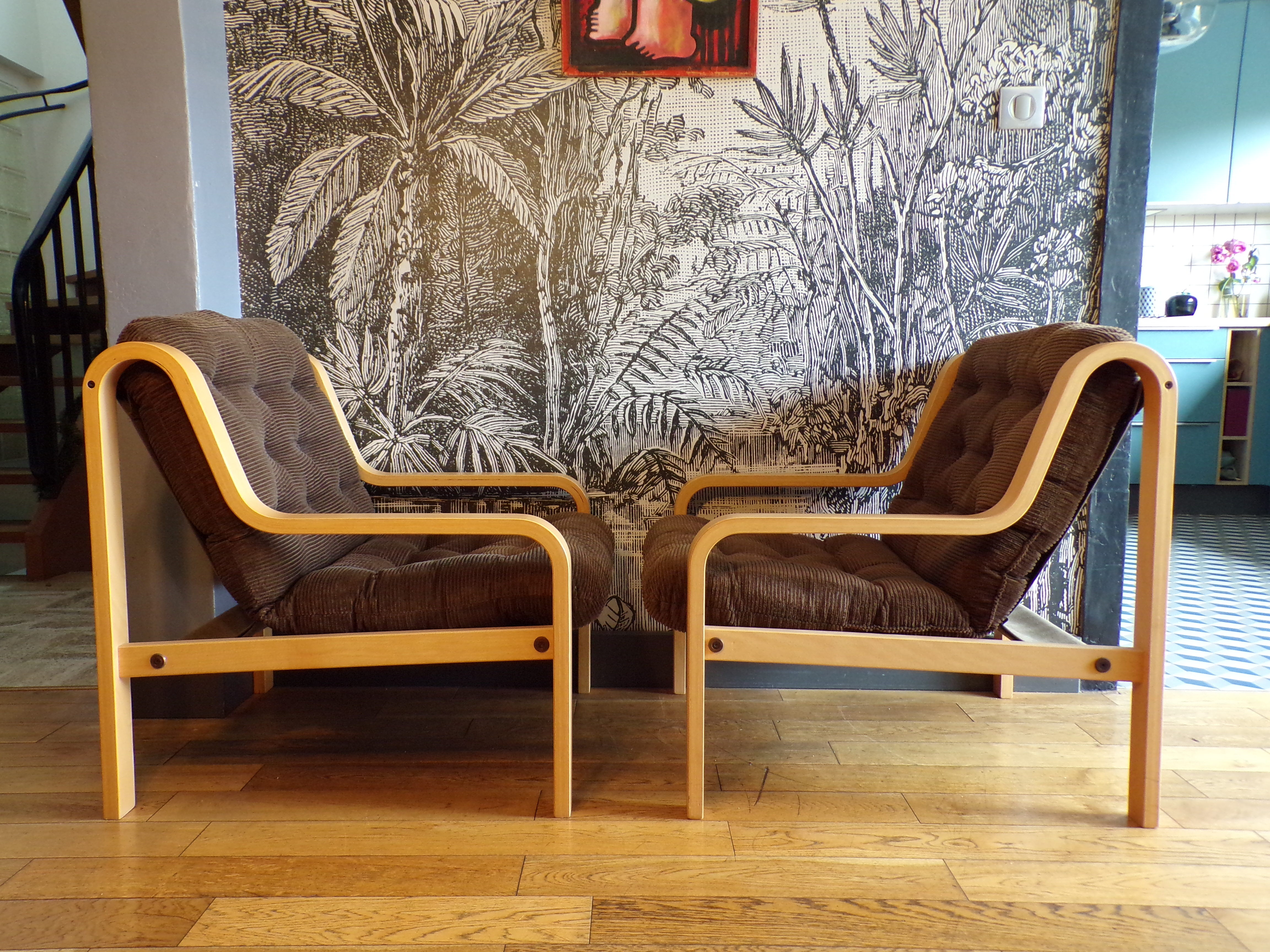 Paire de fauteuils scandinaves en bois cintré
