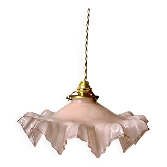 suspension en opaline dentelée plissée rose début XXème