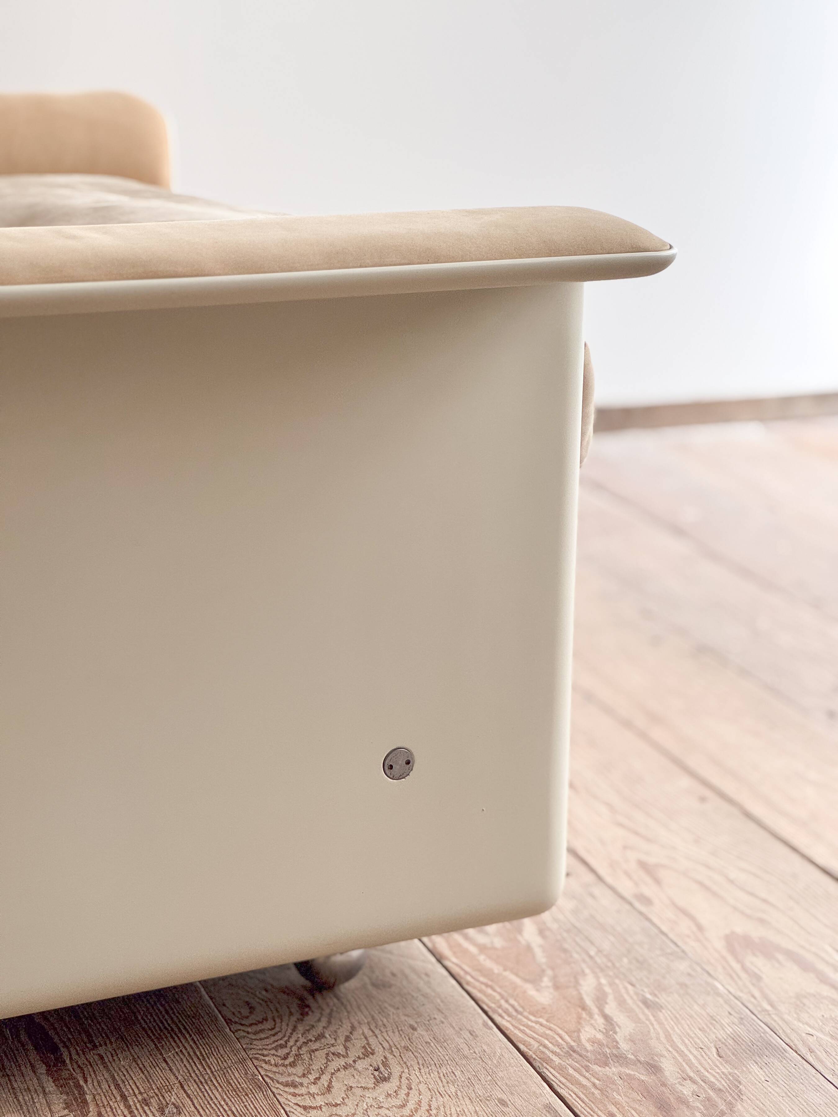 Fauteuil design 620 en cuir suédé beige par Dieter Rams, Vitsœ, Mid-Century