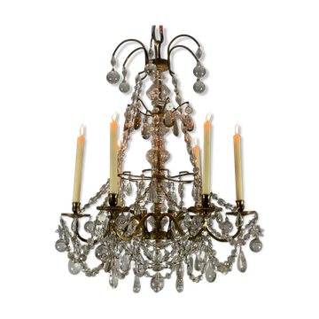 Golden bronze chandelier trimmed with drop-shaped grapevines