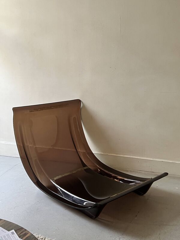 Chauffeuse Marsala en plexiglas et cuir marron patchwork, Ligne Roset 1970