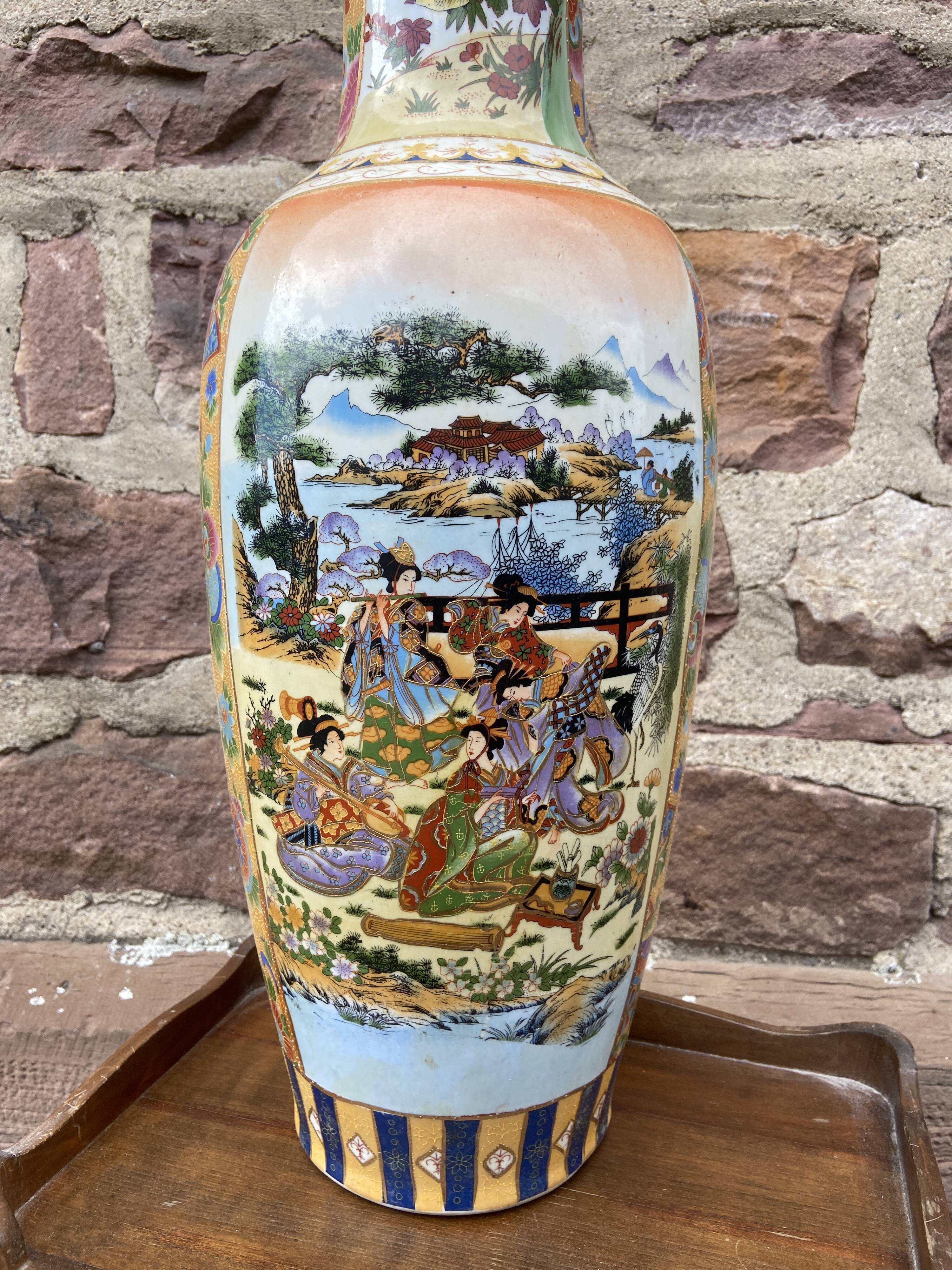 Chinese vase japan motif
