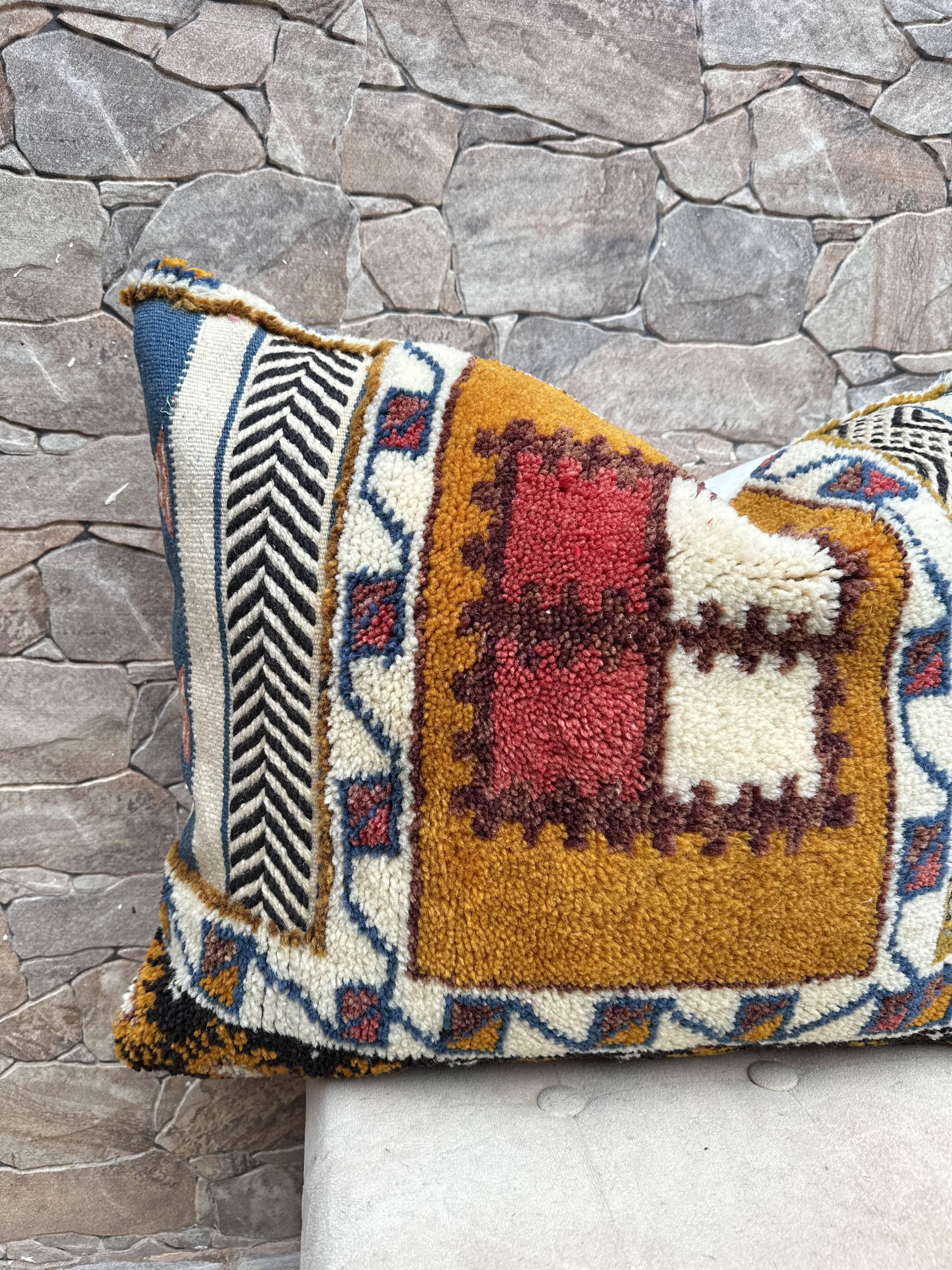 Vintage cushion cover in Berber kilim: Moroccan wool cushion.