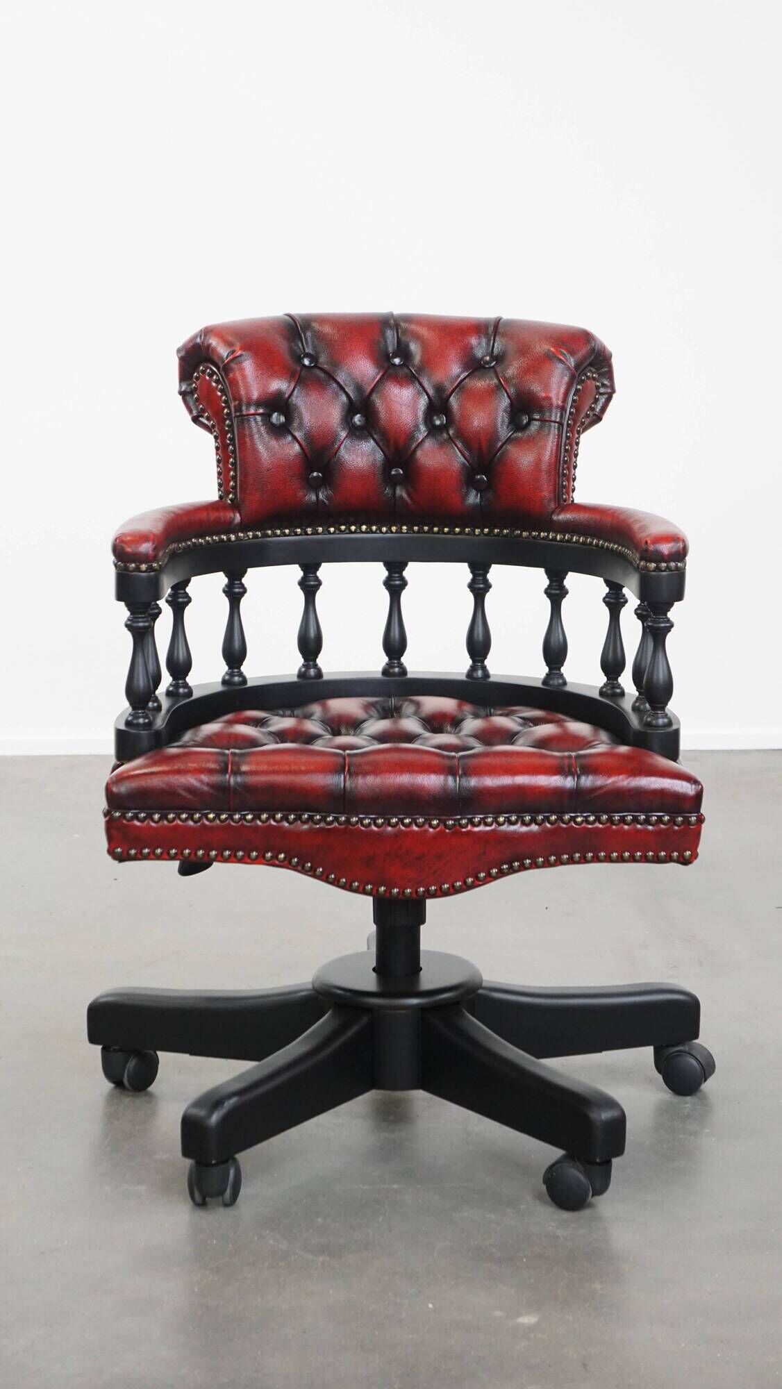 Chaise de bureau Chesterfield en cuir de vachette rouge/noir et bois