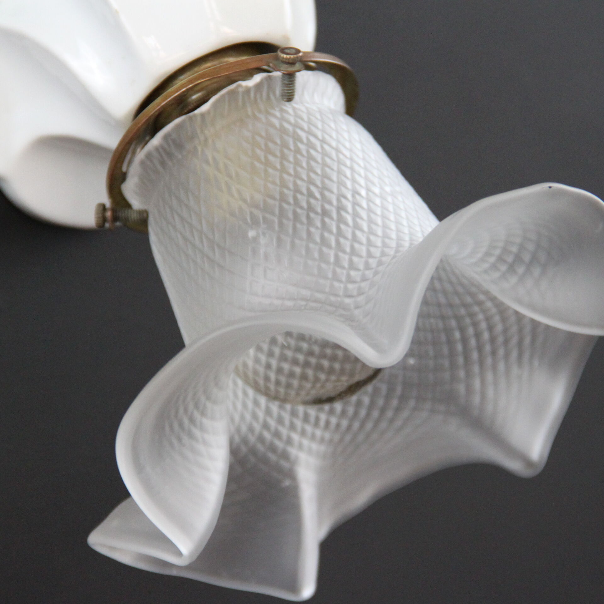 Applique murale en porcelaine, verre tulipe ancien art déco