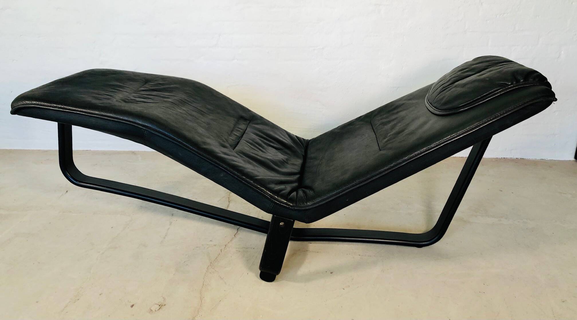 VINTAGE MID-CENTURY BLACK LEATHER CHAISE LOUNGE BY INGMAR RELLING