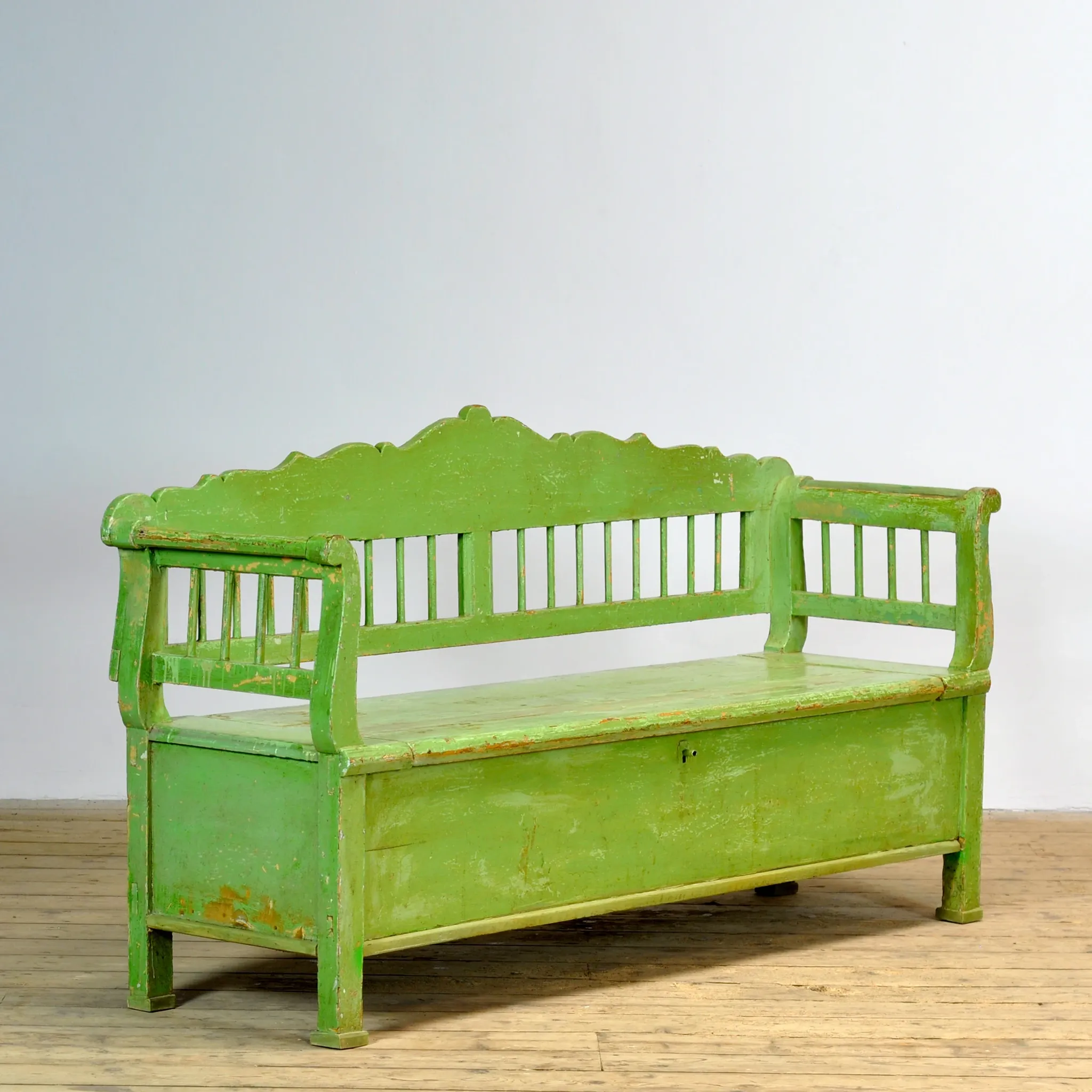 Banc en pin ancien avec rangement, années 1900