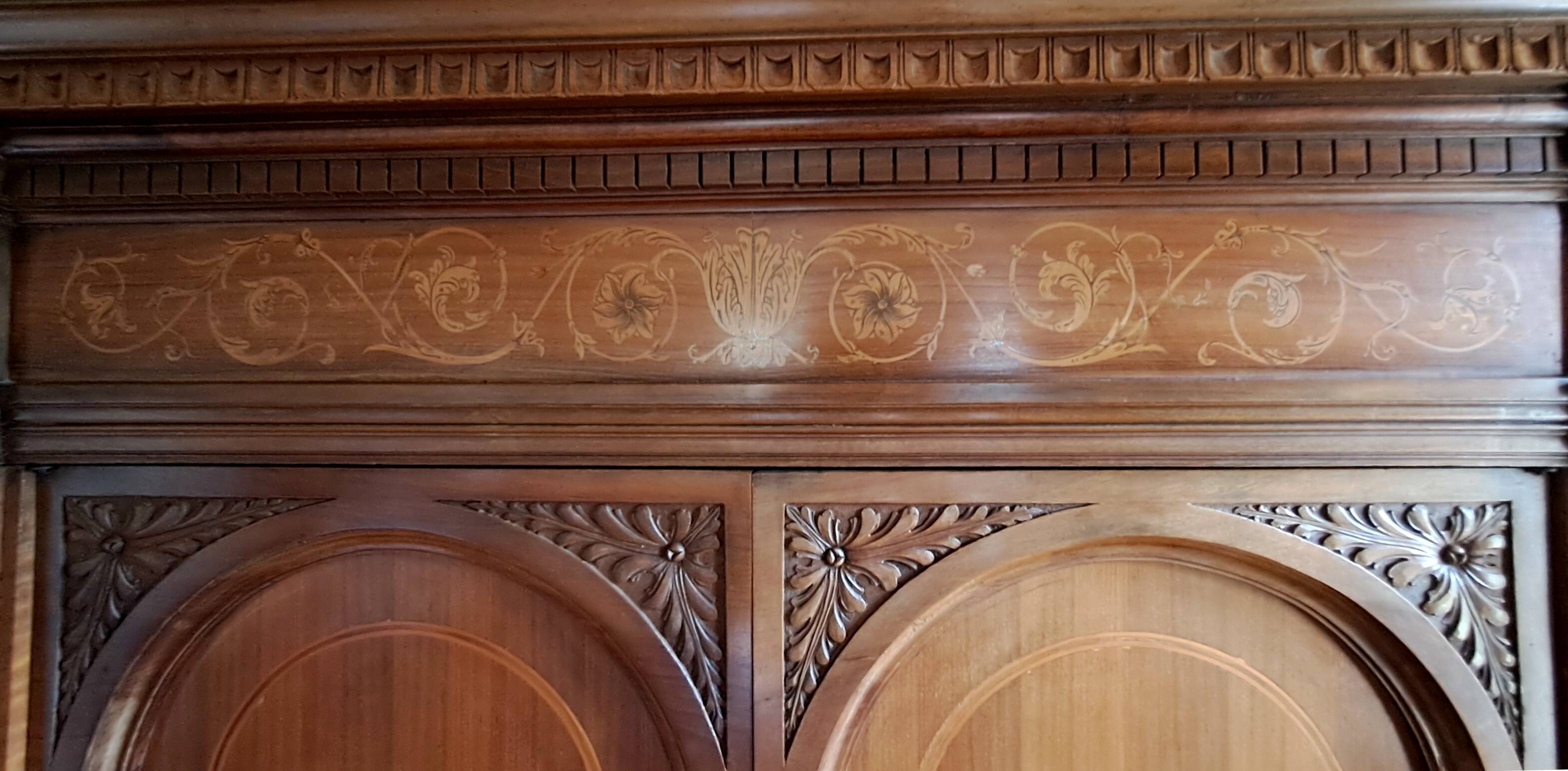 Wardrobe - neo-Renaissance in carved solid wood - possible lot sale