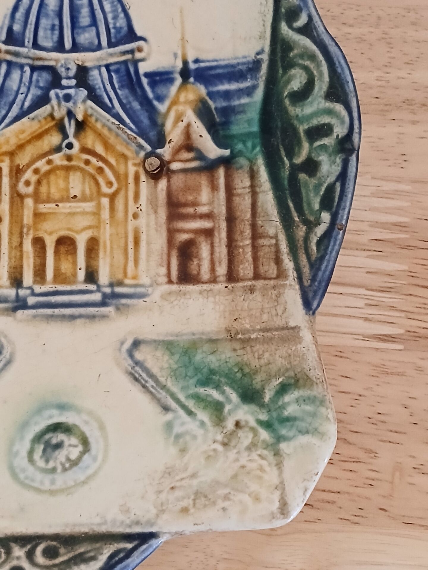 Plat en barbotine du XIXÈME Siècle