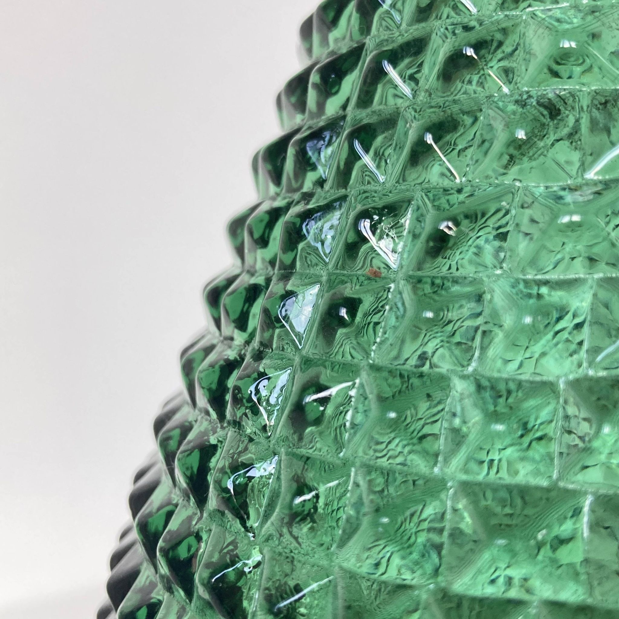 Très grande bouteille vintage en verre vert à décor de pointes de diamants