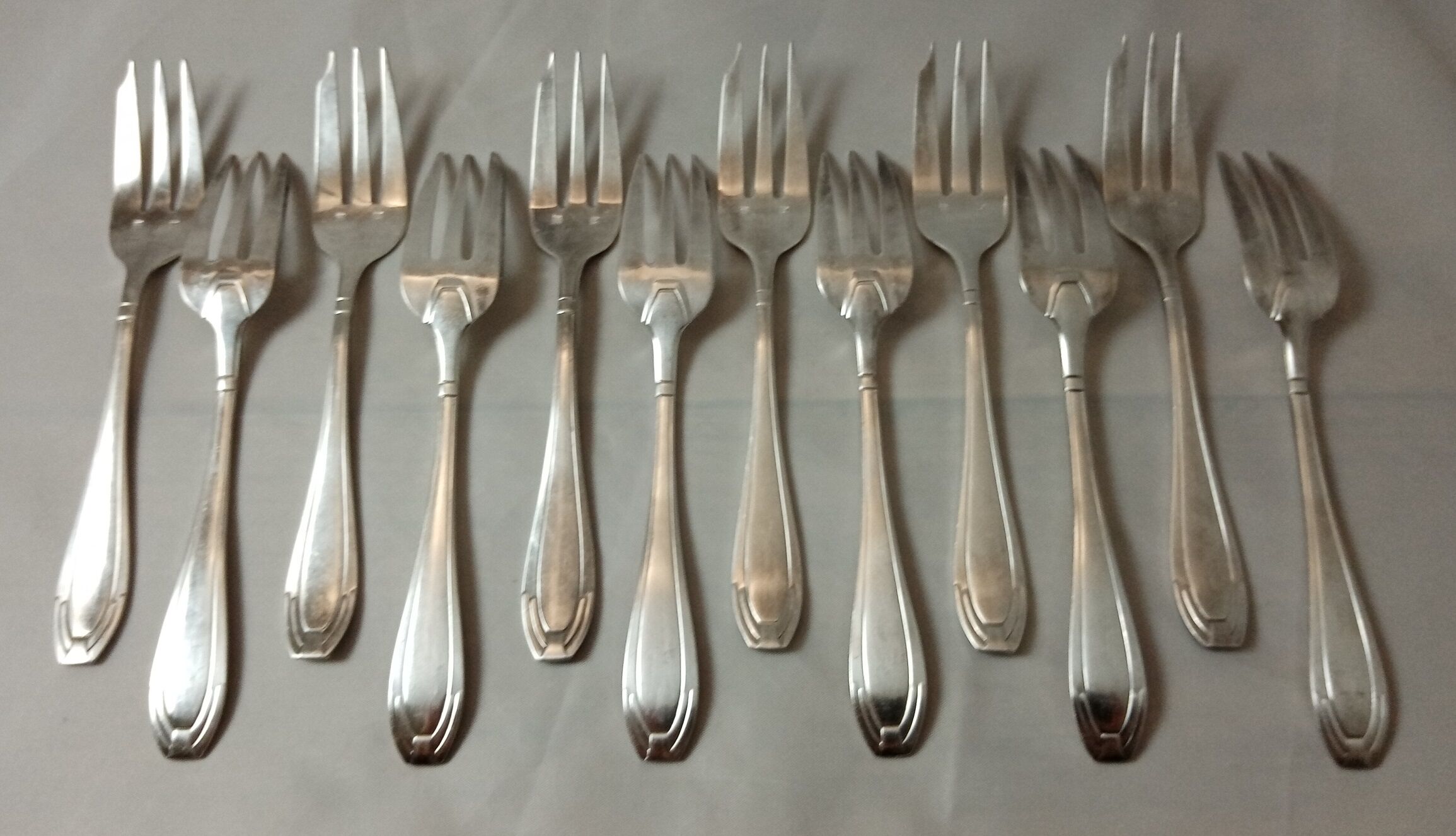 Suite 12 dessert forks silver metal era art deco