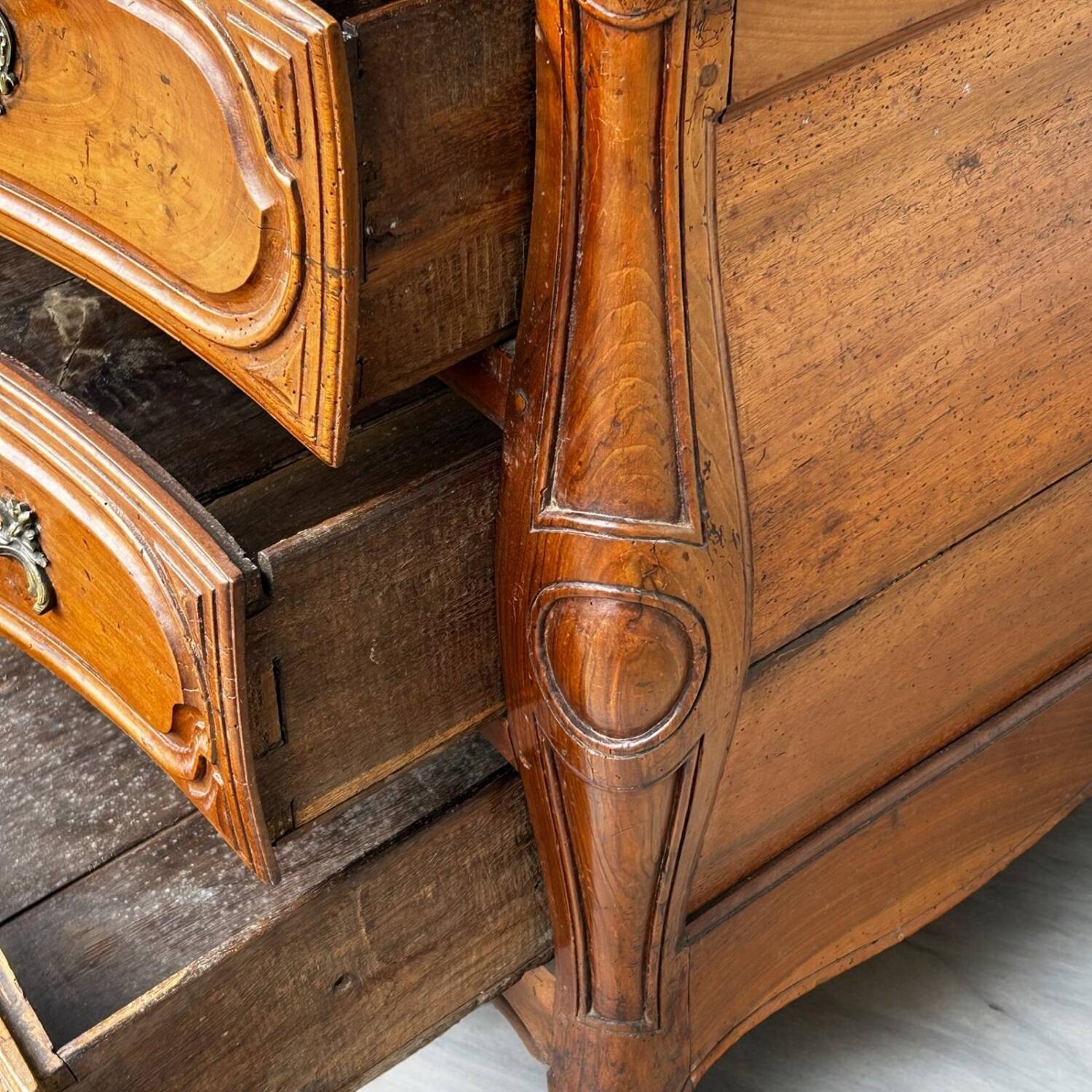 Commode Tombeau Louis XV En Noyer D’époque XVIIIème