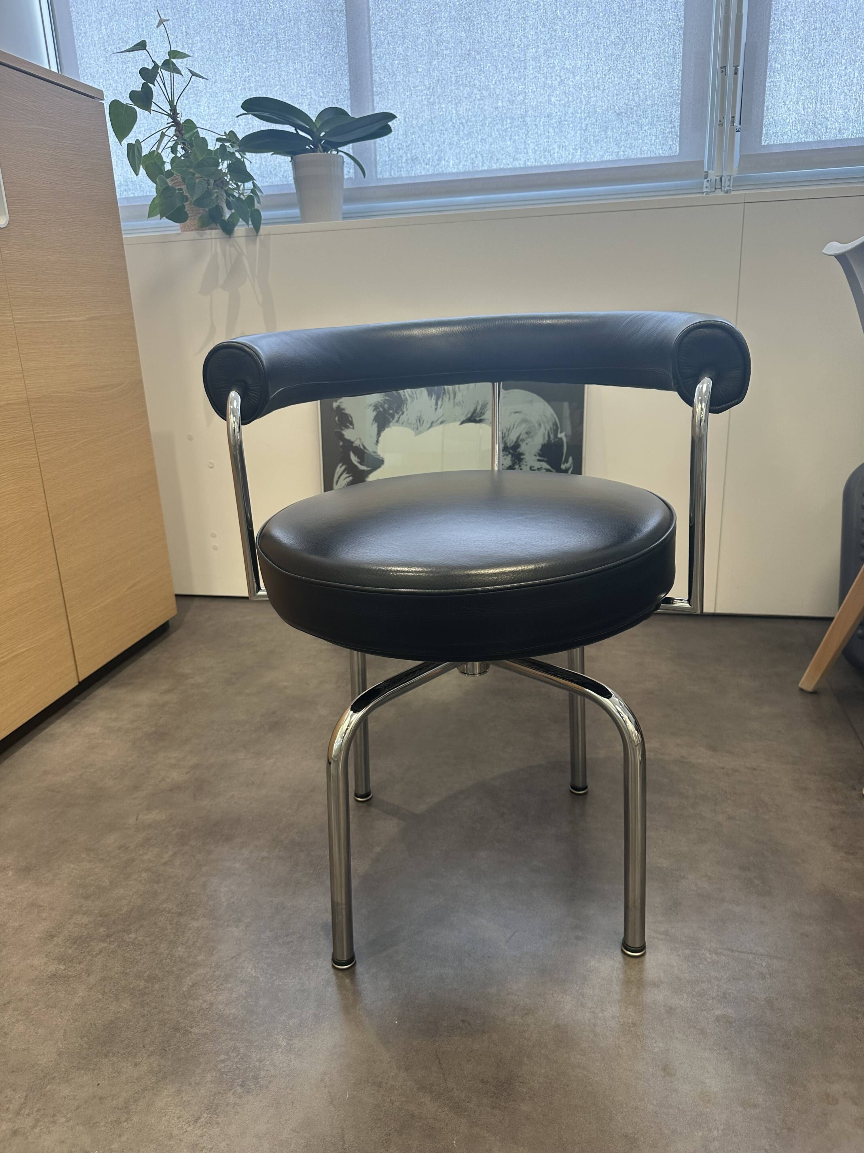 LC7 Swivel Armchair in black leather by Charlotte Perriand for Cassina