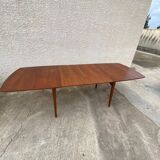 Table scandinave