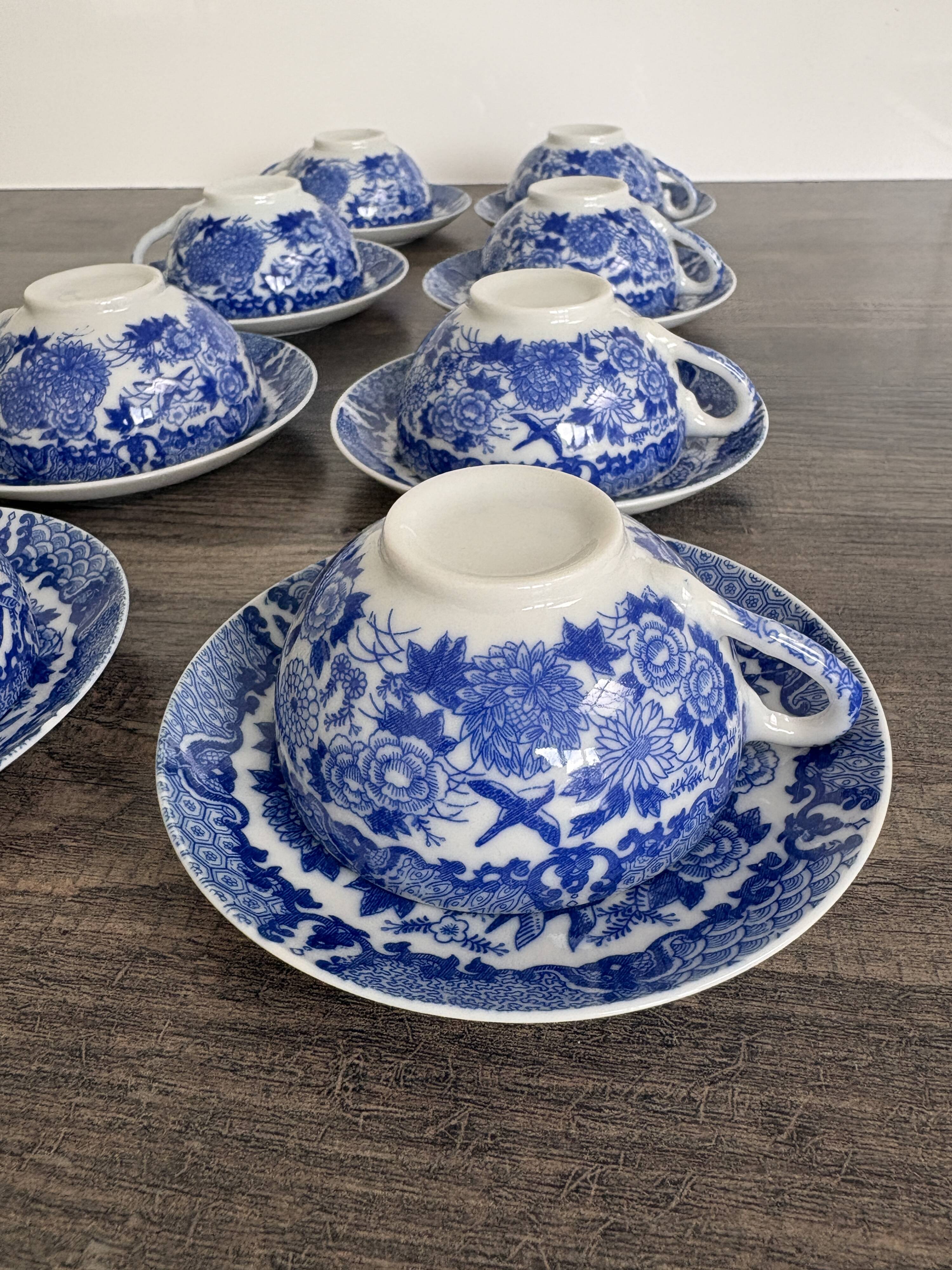 Service of 8 cups and saucers in Chinese blue porcelain.